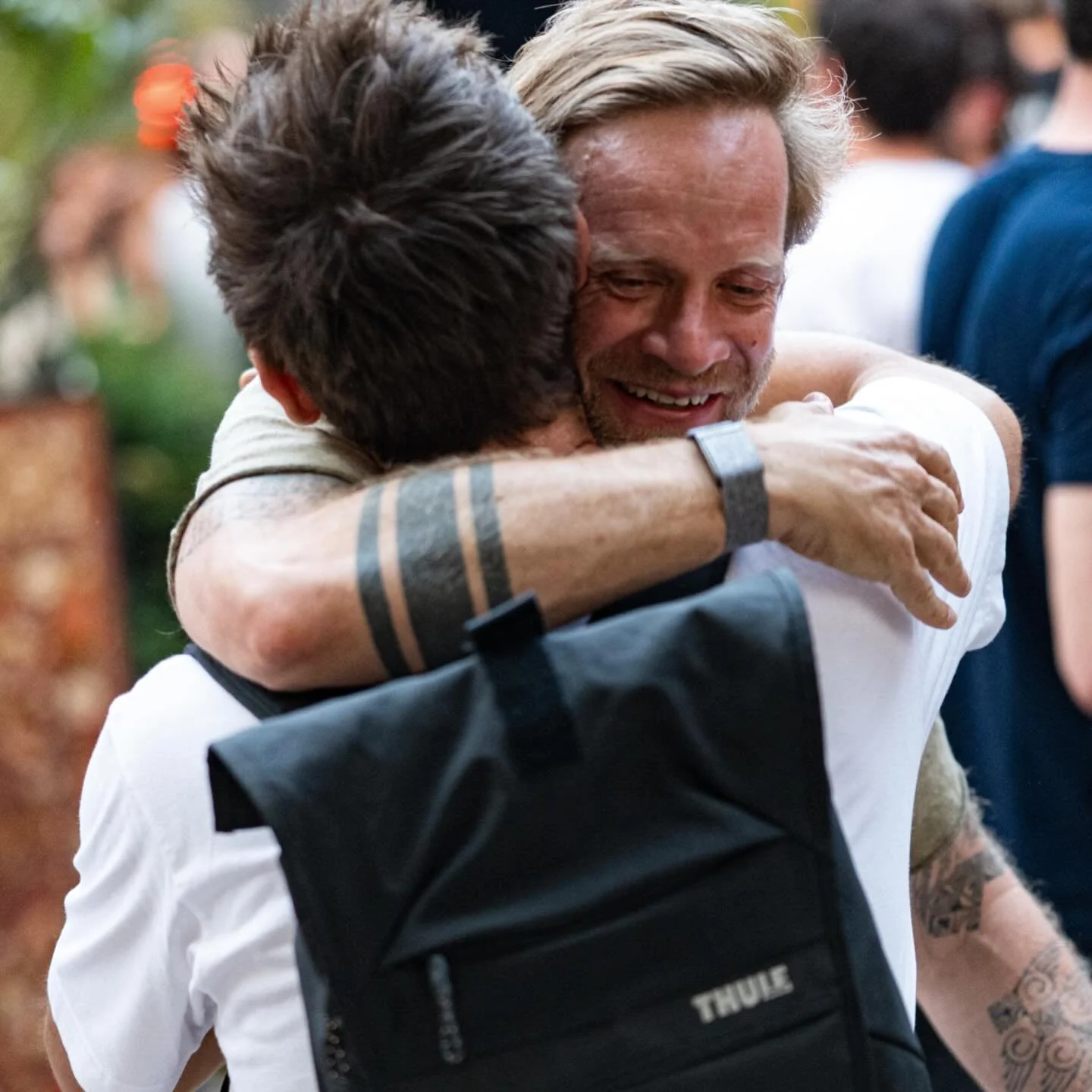 Shiny happy people☀️
@sanjinkastelan najvise voli fotkati zagrljaje, clearly. 😄 A mi se ocito volimo grliti pa smo zato sretni ljudi. 

Pronadji se na fotkama, tag u komentarima razveseli Sanjina. I dodji u srijedu po osmijeh i zagrljaj.
11/2 @peti_