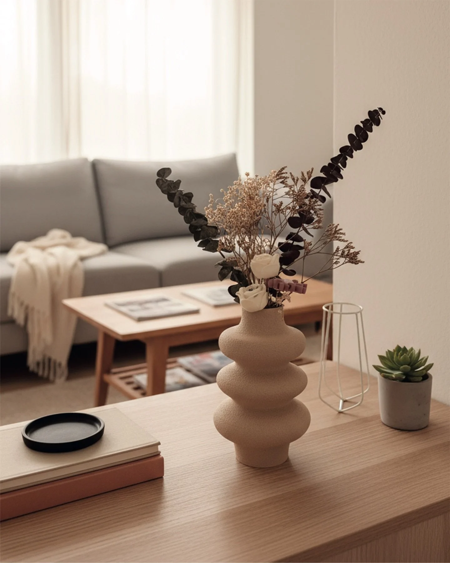 No necessites omplir-ho tot per sentir-te b&eacute;.
 Nom&eacute;s una pe&ccedil;a amb sentit. 
Dune &eacute;s aix&ograve;: pres&egrave;ncia subtil, naturalesa i estil, tot en un sol objecte que navega entre la decoraci&oacute; i la poesia.