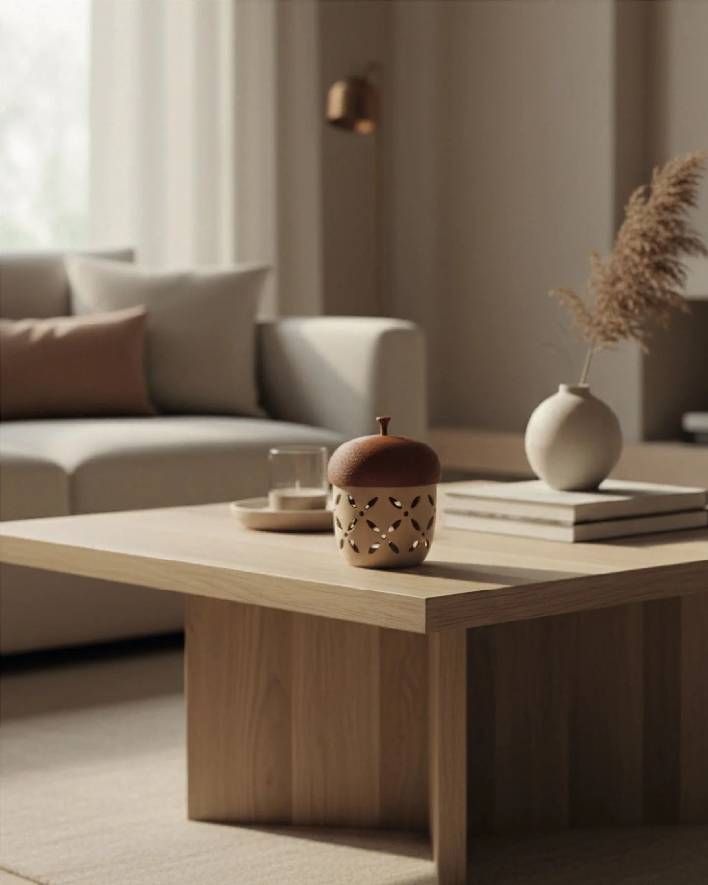 GLA &eacute;s una d&rsquo;aquelles peces que descobreixes amb el temps.
 Quan s&rsquo;enc&eacute;n a la llum del capvespre tot canvia: l&rsquo;ambient es fa m&eacute;s &iacute;ntim, m&eacute;s lent, m&eacute;s teu. 

No crida, simplement acompanya 🕯