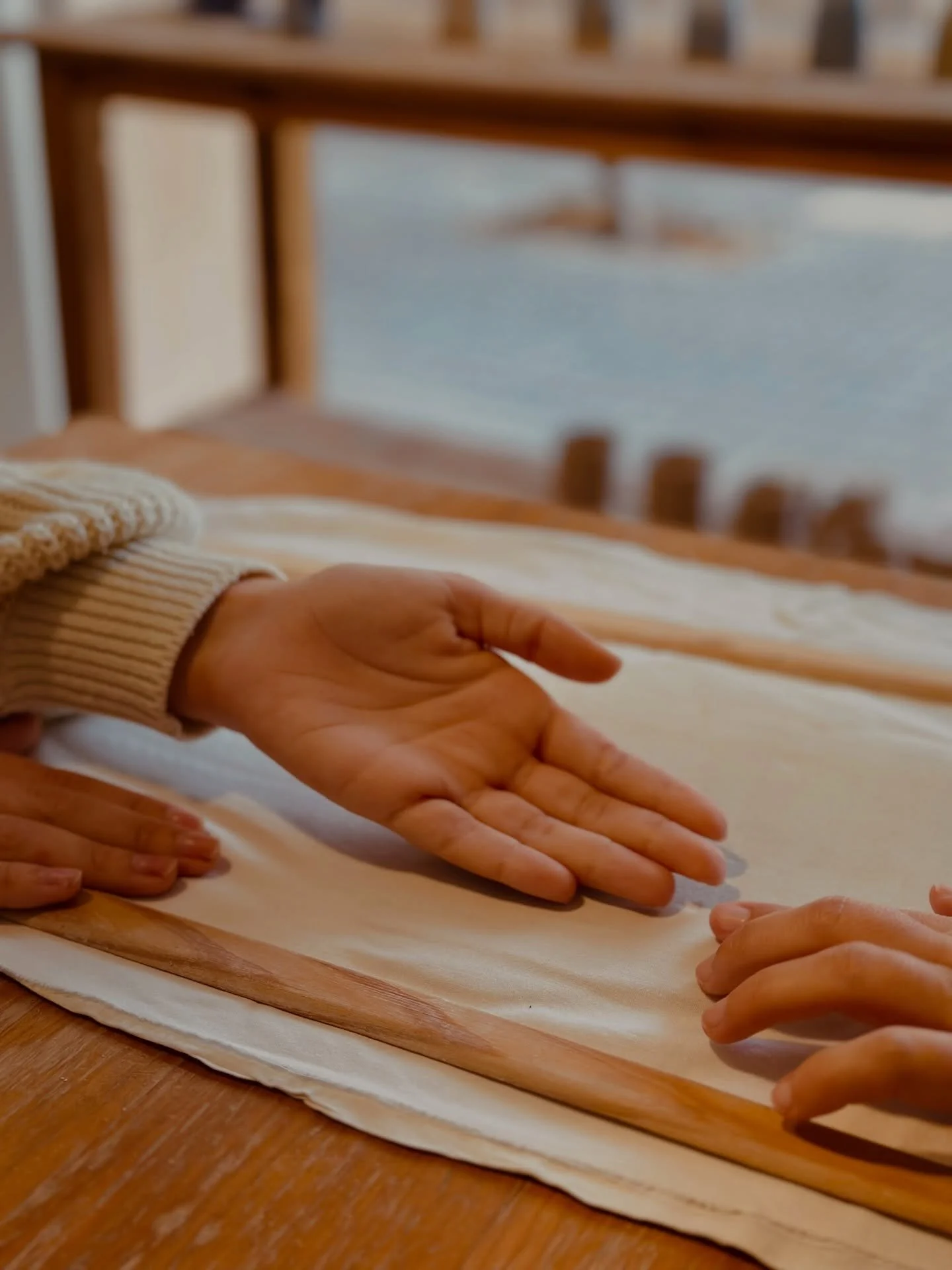 Hi ha tallers que s&oacute;n molt m&eacute;s que una activitat.

S&oacute;n tres hores per a tu.
Per tocar el fang.
Per fondre la cera.
Per escollir una aroma que et representi.

Sense pantalles.
Sense pressa.

Nom&eacute;s tu, les mans i el moment.
