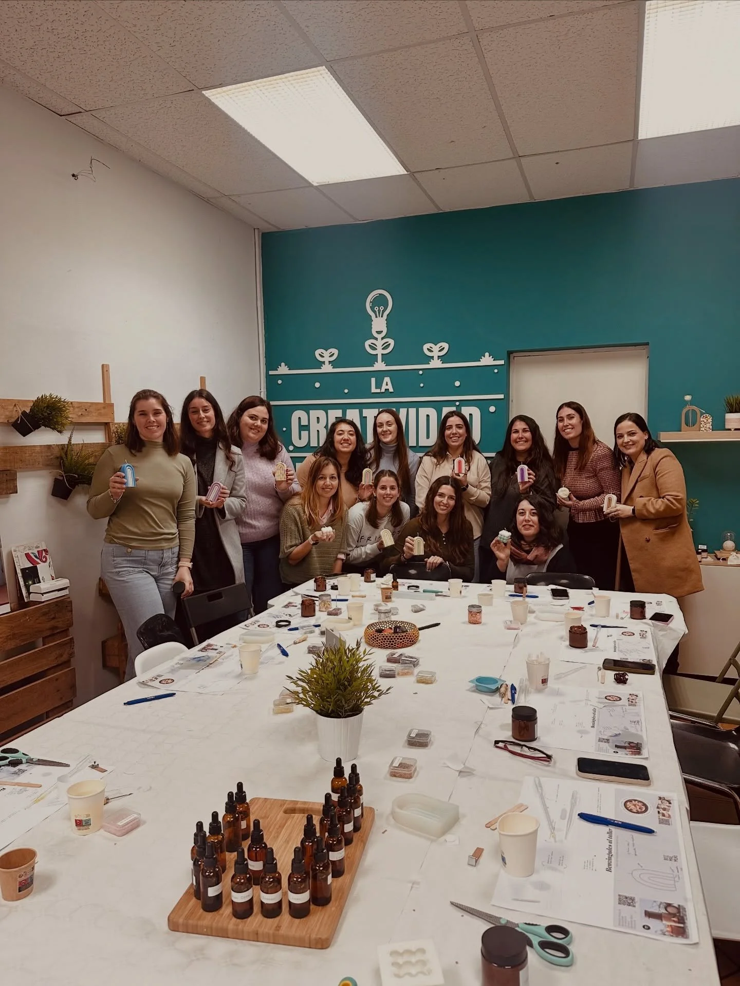 Aquest cap de setmana el taller ha estat ple de vida.

Dissabte amb el Candle &amp; Wines, entre cera, colors, aromes i una copa de vi.
I avui diumenge amb un taller privat per celebrar l&rsquo;aniversari de la Pepa i l&rsquo;Adela, envoltades de fam