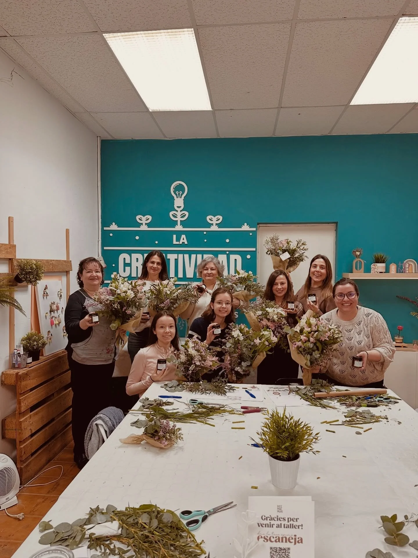 Un dels moments m&eacute;s bonics del taller Candle &amp; Flors &eacute;s la creaci&oacute; de l&rsquo;espelma.

Primer escollir l&rsquo;aroma.
Aquell que connecta amb tu.

Despr&eacute;s fondre la cera de soja i comen&ccedil;ar a decorar-la amb flor