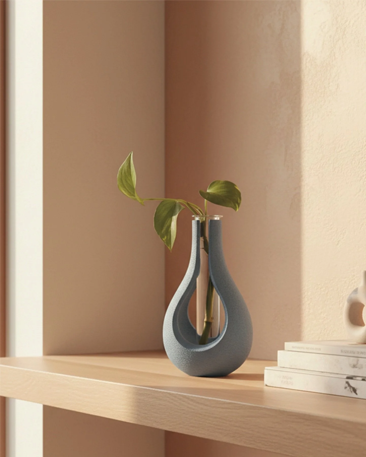 ✨ Una forma org&agrave;nica, suau, que evoca l&rsquo;element m&eacute;s essencial: l&rsquo;aigua.
 🌱 Gota acompanya el creixement de les teves plantes, mini esqueixos o brots, recordant-nos que tot flueix.