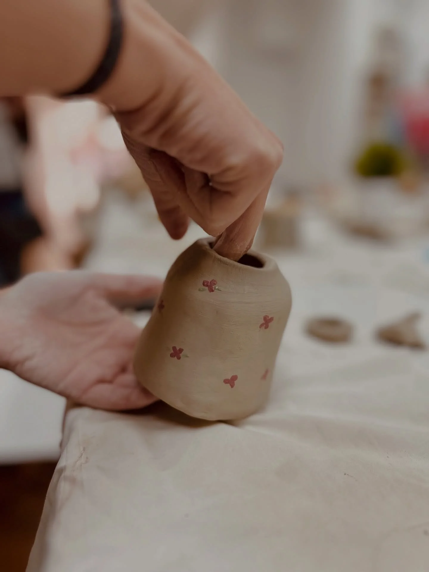 No &eacute;s nom&eacute;s el resultat.
&Eacute;s tot el que passa mentre treballes el fang.

Retallar.
Unir.
Donar forma amb les mans.

I veure com, a poc a poc, una pe&ccedil;a plana es converteix en el teu mikado.

Sense experi&egrave;ncia.
Sense p