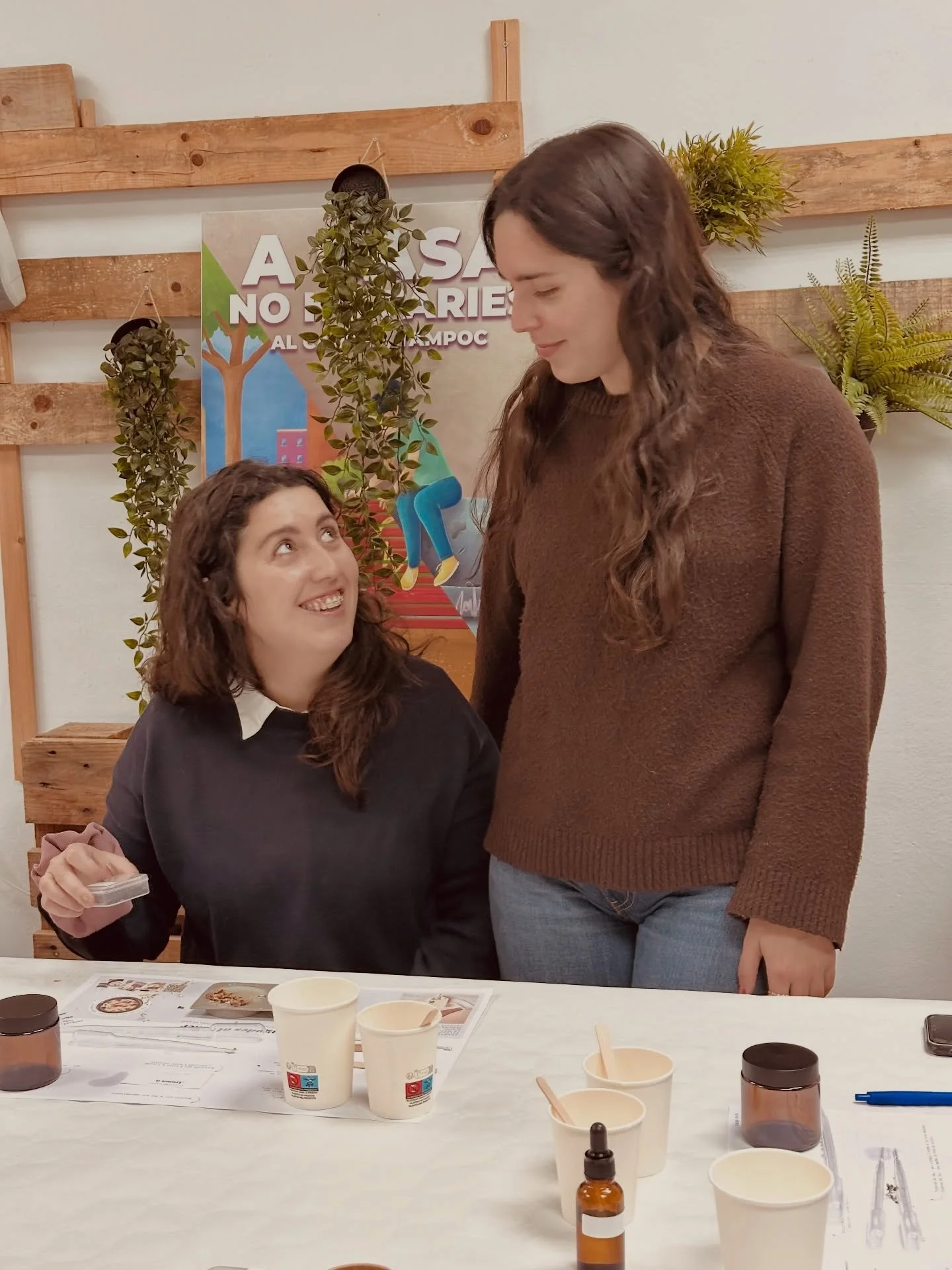 Aix&iacute; s&iacute; que ve de gust celebrar un aniversari 💛

Un mat&iacute; amb amigues,
creant amb les mans, rient sense pressa,
i compartint un moment que surt de la rutina.

I qu&egrave; m&rsquo;en dieu d&rsquo;aquesta mirada entre germanes? 😍