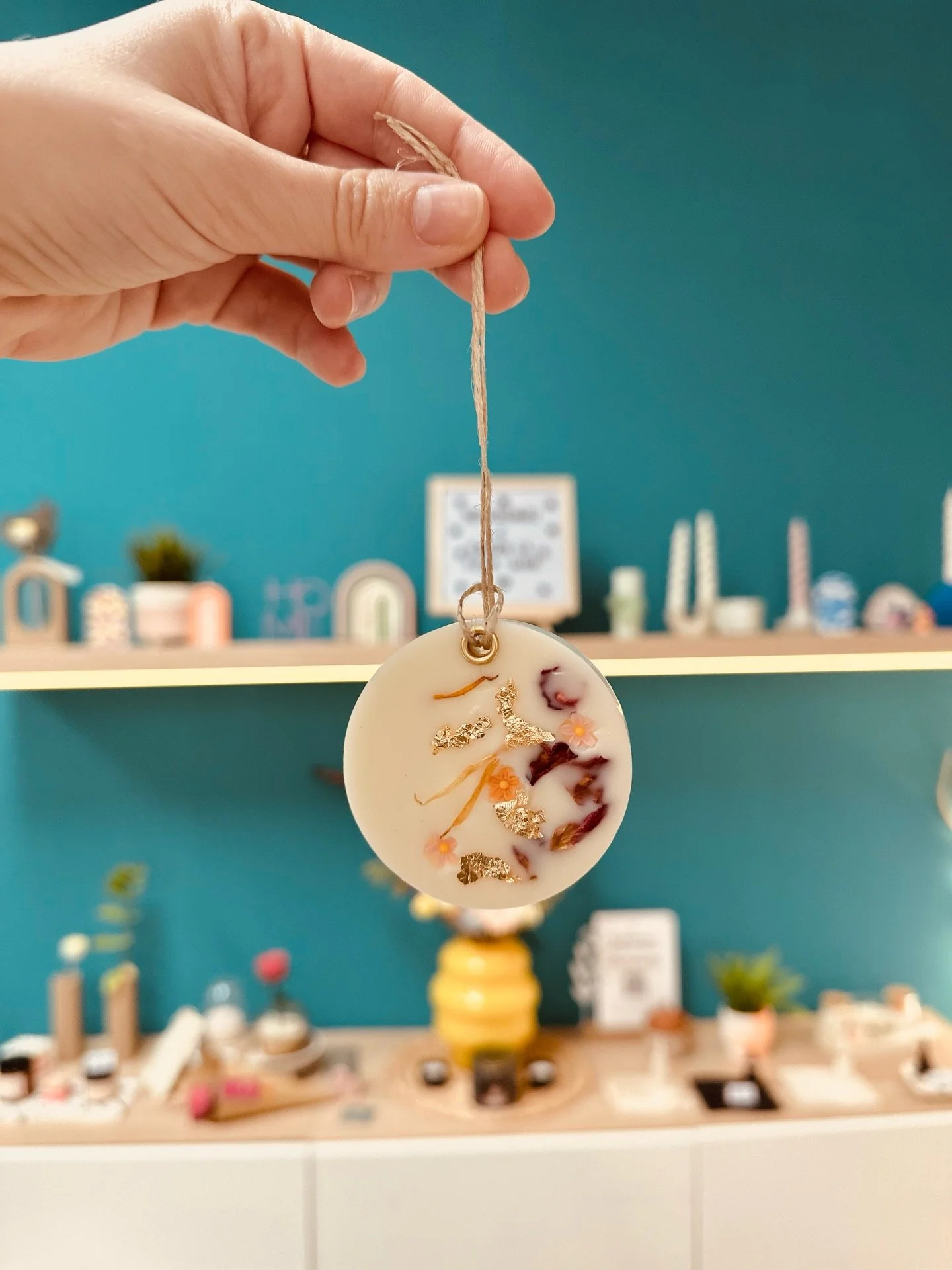 Imagina obrir l&rsquo;armari i que faci aquesta olor&hellip; ✨

Aix&ograve; &eacute;s el que es van emportar ahir.

Un ambientador fet per elles, amb cera de soja i l&rsquo;aroma escollit,
i una espelma arom&agrave;tica &uacute;nica, creada amb inten