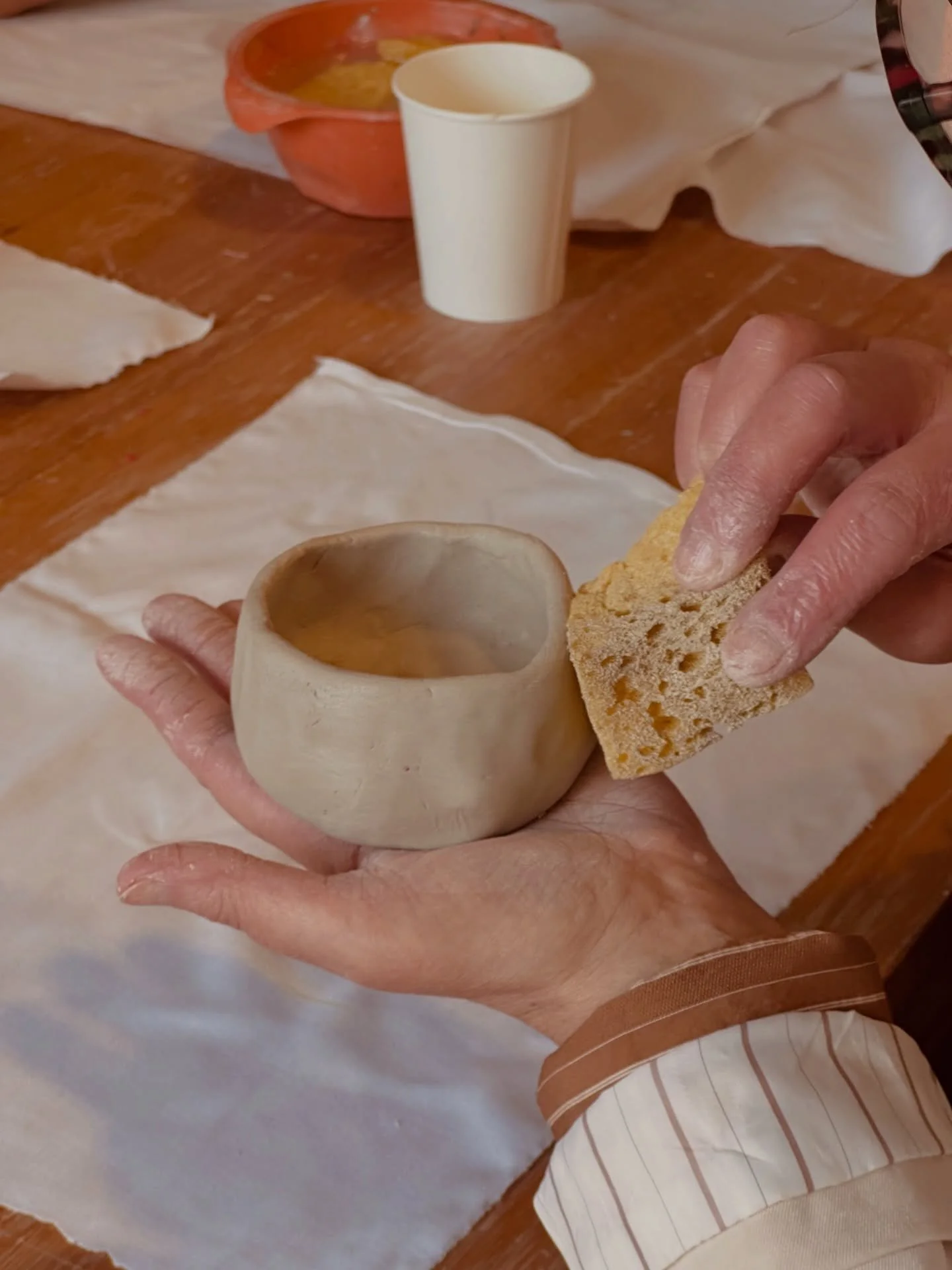 Aix&ograve; comen&ccedil;a amb fang&hellip; i acaba sent teu 🪴

Amb la t&egrave;cnica del pessic,
poc a poc, amb els dits,
la pe&ccedil;a va agafant forma.

No hi ha presses.
No hi ha dues peces iguals.

Cada pressi&oacute;, cada decisi&oacute;&hell