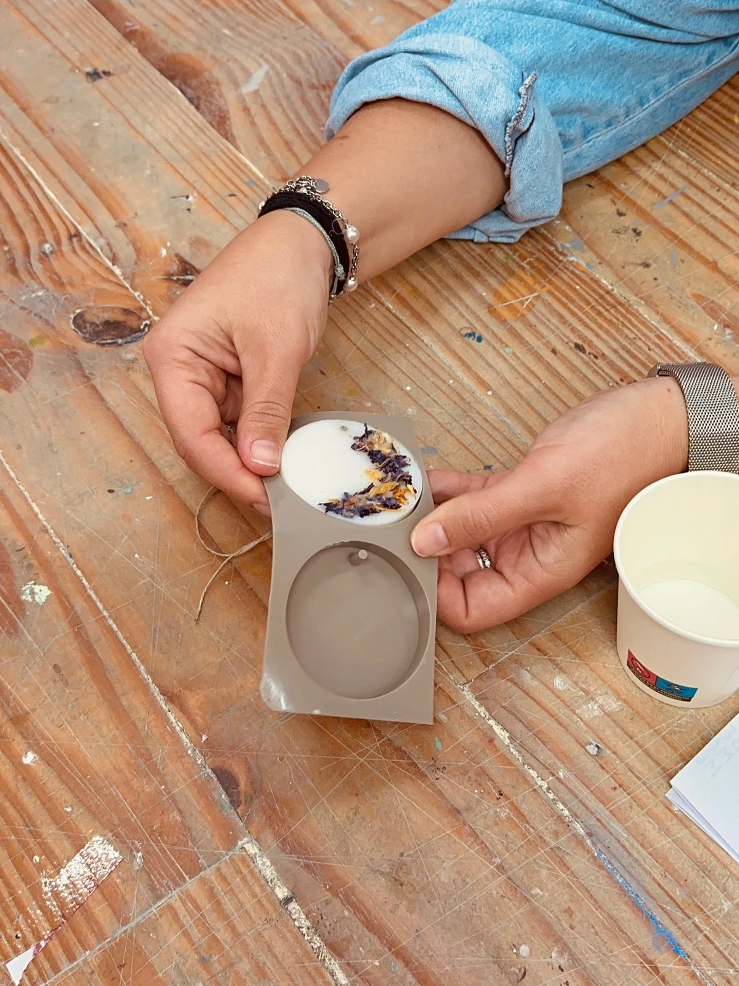 Aquest Sant Jordi es pot viure aix&iacute; 🌹

Crear la teva pr&ograve;pia rosa.
Escollir l&rsquo;aroma que et representa.
I fer una espelma que formar&agrave; part del teu dia a dia.

Entre converses, riures i un ambient que flueix,
tot va agafant f