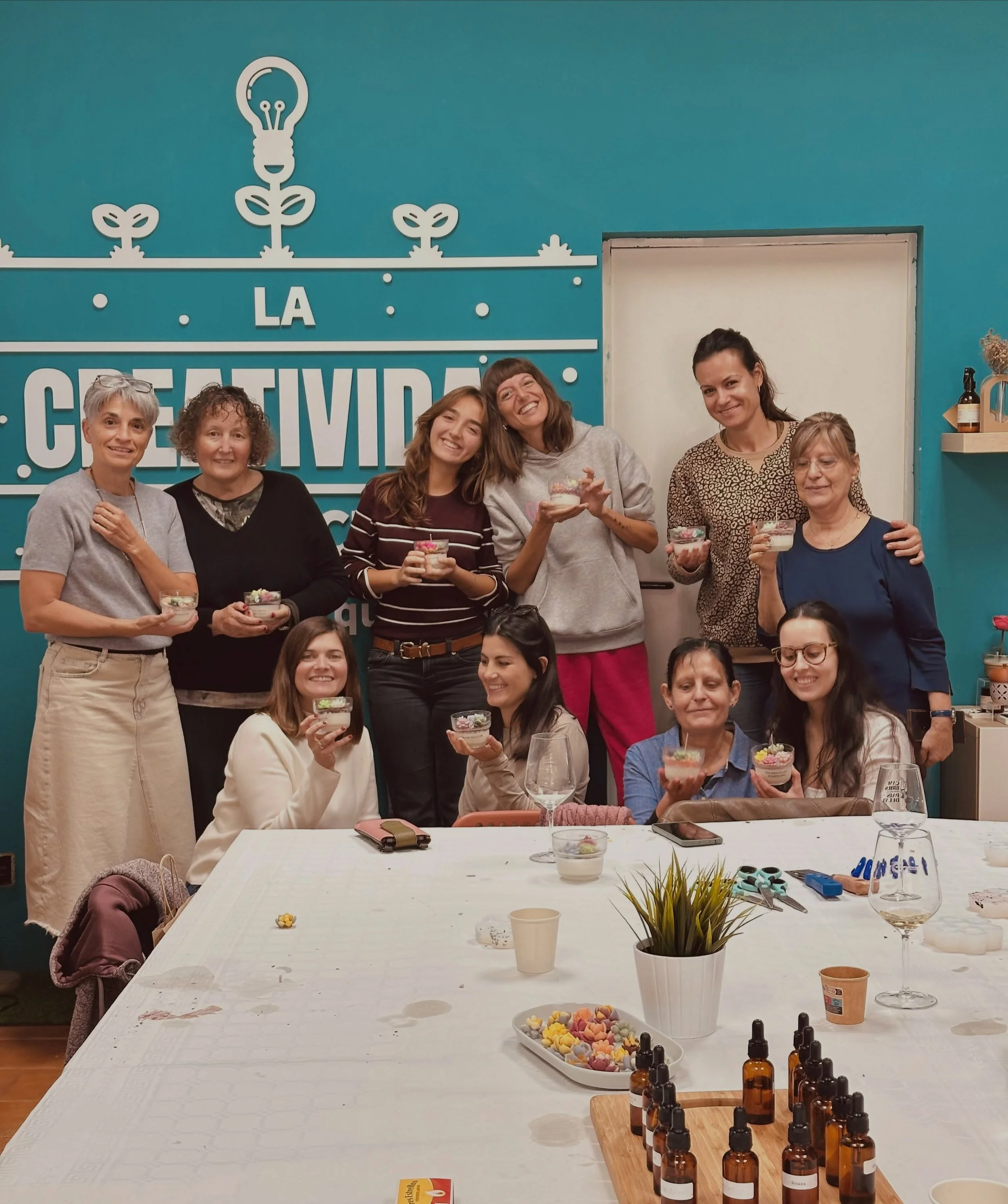 Al principi totes em miraven amb cara de&hellip; &laquo;Tot aix&ograve; hem de fer?&raquo; 😂

I &eacute;s que crear un terrarium de cera, explicat de cop, semblava complicad&iacute;ssim.

Per&ograve; nom&eacute;s calia comen&ccedil;ar.

Escollir col