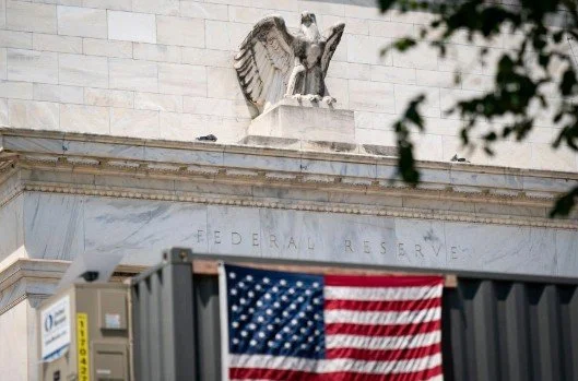 US dollar tumbles;traders bet on more US rate cuts after weak jobs report