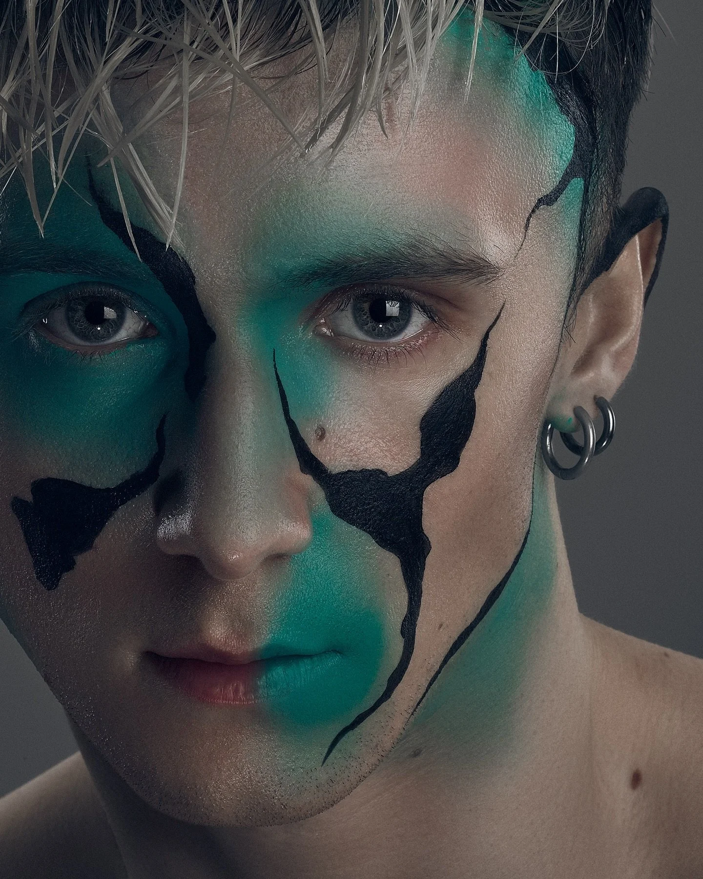 Back in October, I was invited to the preview of 
V-METICS, the world's first ever virtual cosmetics software. 

Founded by Alex Box and Philip Delamore, V-METICS is the next logical step in makeup artistry, assisting creators into the future. 

Usin