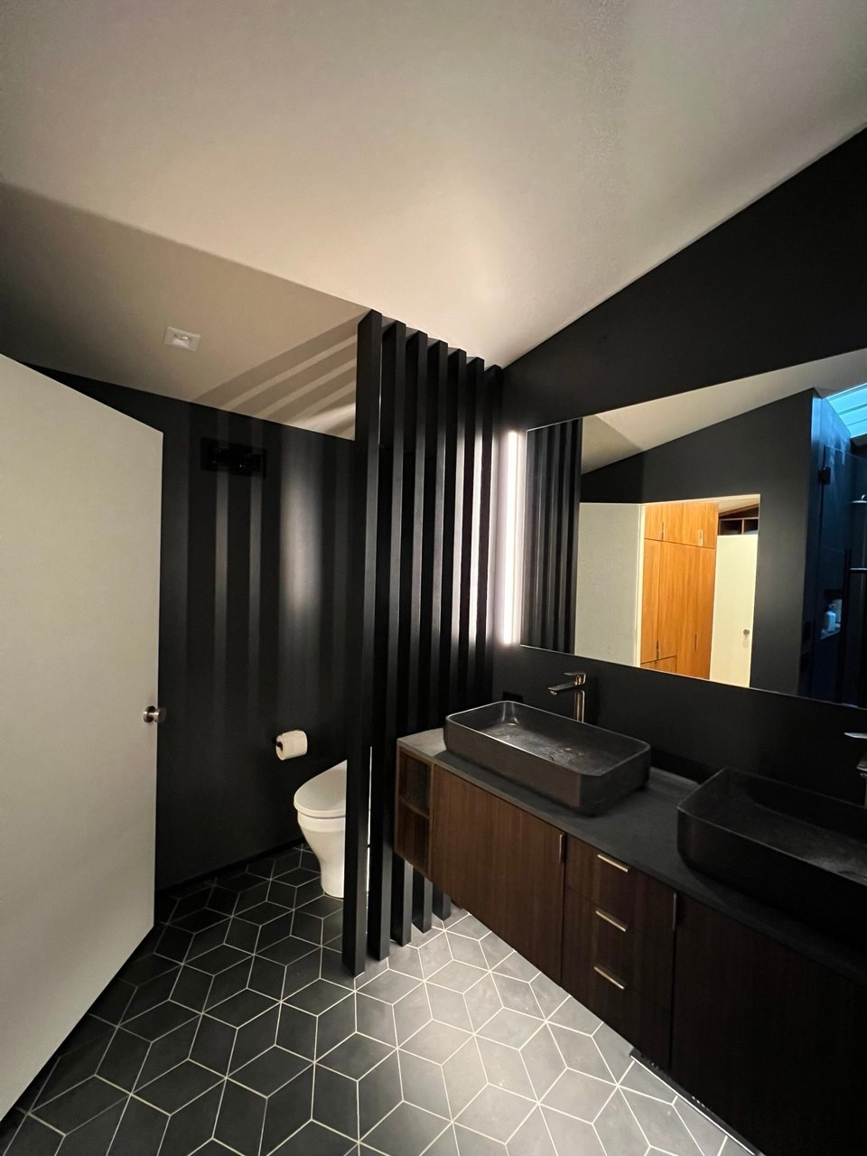 Bathroom_Decorative Wall_Floating sink_2.png