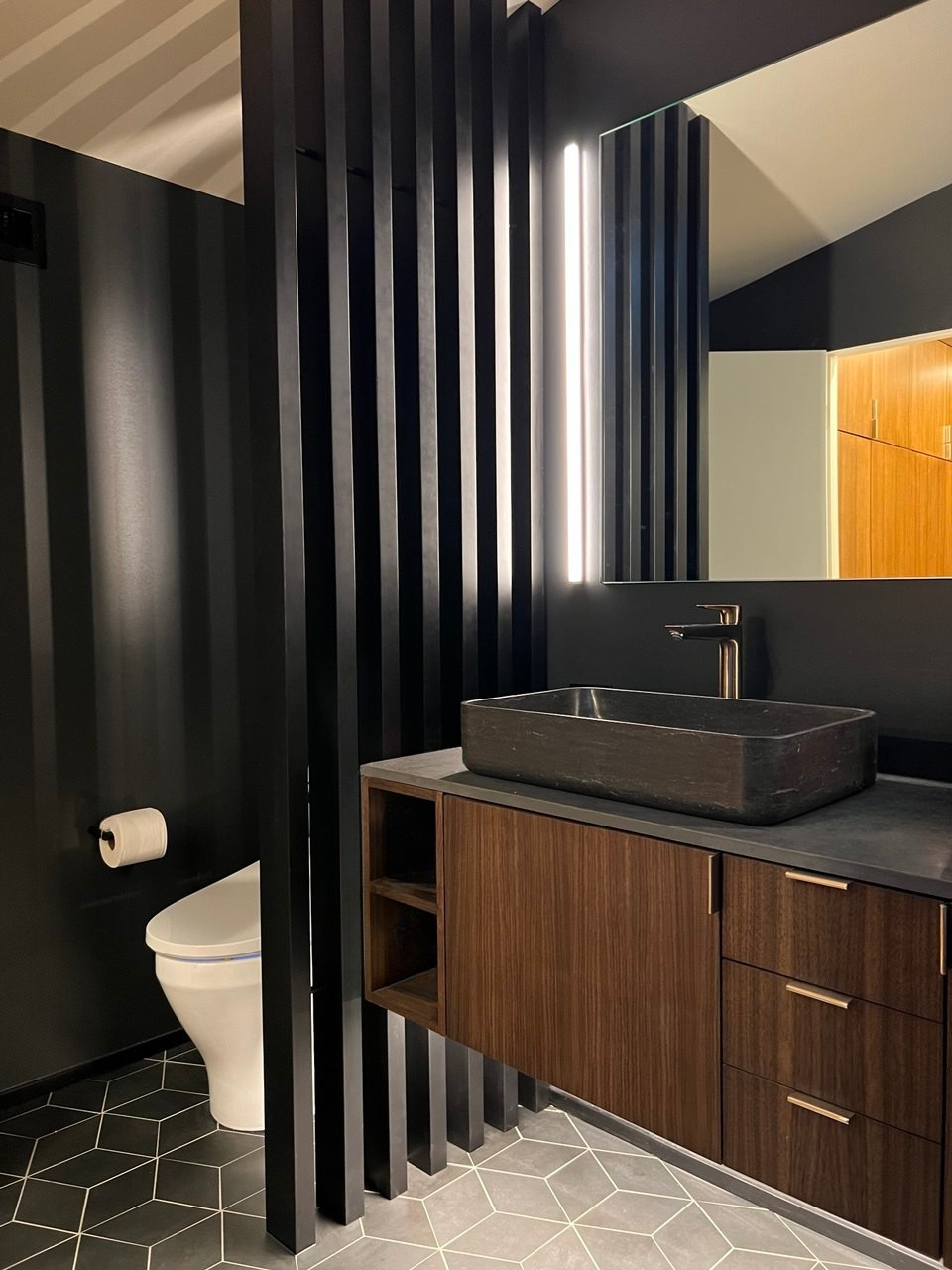 Bathroom_Decorative Wall_Floating Sink.png