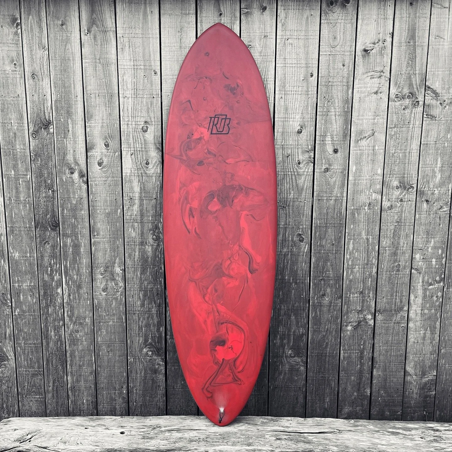 Une des deux planches de Sylvain ♦οΈ♠οΈ
6'2"x21"5/8x2"3/4 | 39L
#resinwork #resintint #epoxy #durable #madewithlove #robsurfboards #plozevet