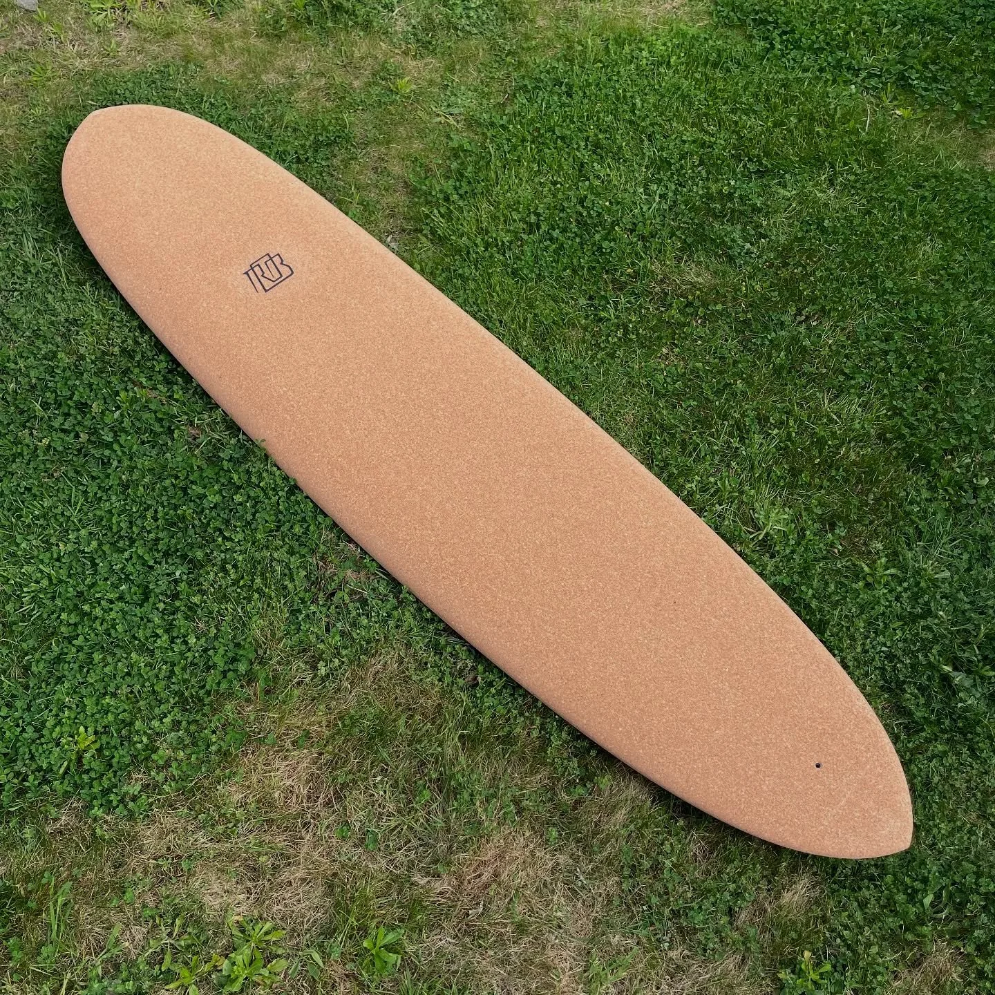 Mini Log' pour Sylvain πͺ΅
8'2"x23"x3"1/4 | Handshape 
#resintint #resintint #handshaped #eps #epoxy #cork #durable #robsurfboards #plozevet