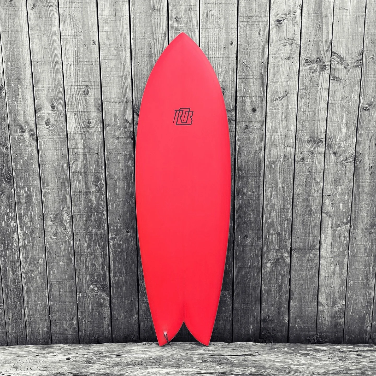 Twin keel pour Max πΊ 
5'6"x21"x2"1/2 | Handshape | 3,2kg 
#eps #epoxy #madewithlove #handshaped #fish #twinfish #robsurfboards #plozevet