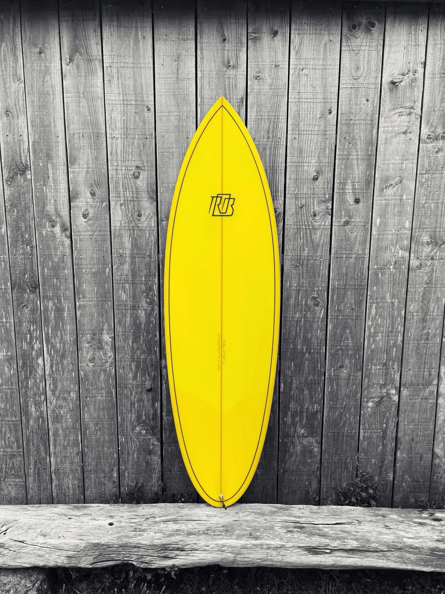 La planche de Matt pour les petites sessions cal&eacute;doniennes 🌞 

5'7" x 19"1/2 x 2"1/4 | 26L 

#epoxy #eps #durable #madewithlove