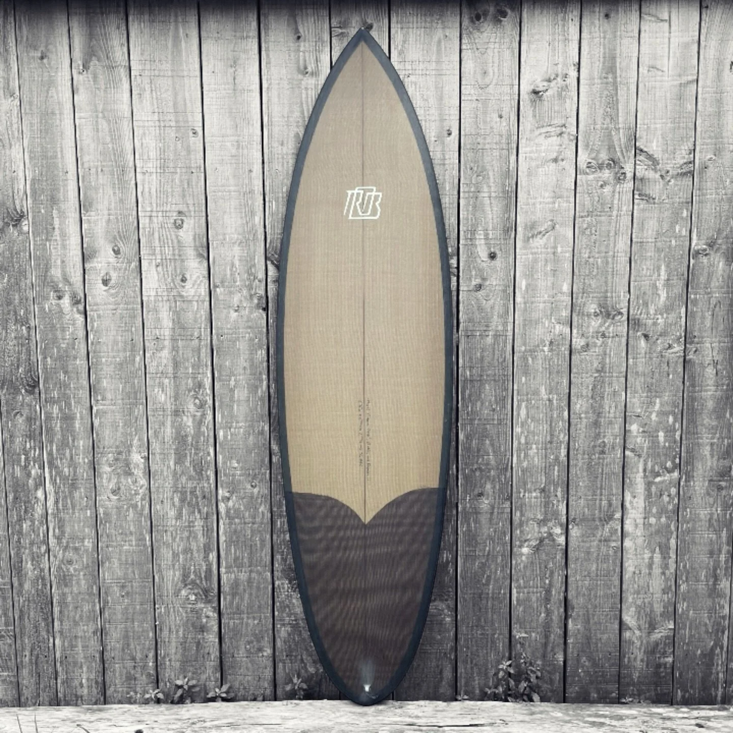 La planche de Damien 🌳

6'4"x20"1/2x2"2/3 | +/-36L

#eps #epoxy #durable #basalt #madewithlove