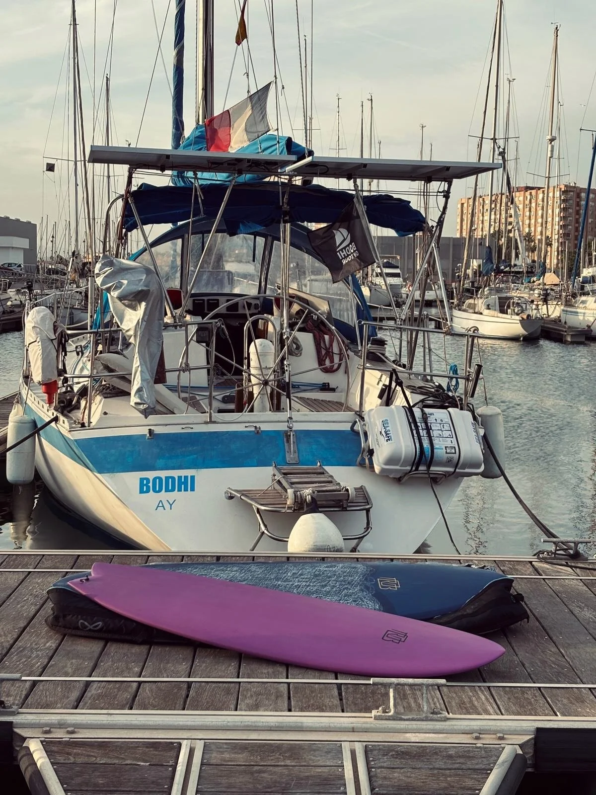 La planche d'Elliot qui rejoint celle de Manon pour leur long trip en voilier aux Antilles 🌴🌞

6'2"x21"x2"1/2 | 34L en mode faciiile et solide comme toujours ! 

Suivez leurs aventures sur @bodhi.on.tour 🙂

#resinwork #eps #epoxy #d