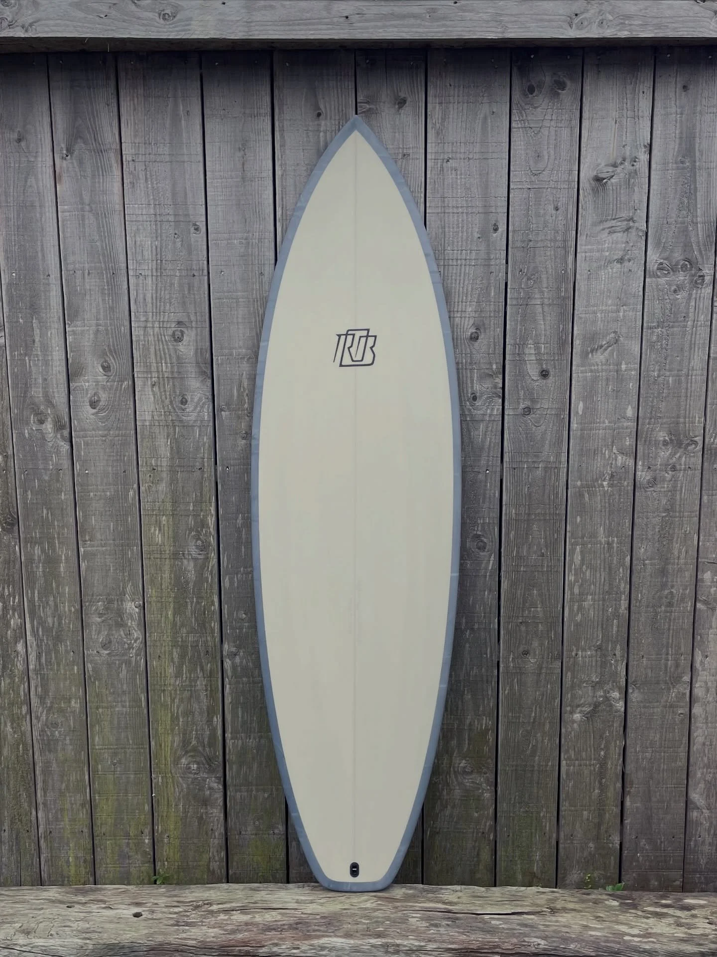 La planche de Pierre 🔘

6'3" x 21" x 2"7/8 | 39L 

#resinwork #epoxy #eps #durable #madewithlove