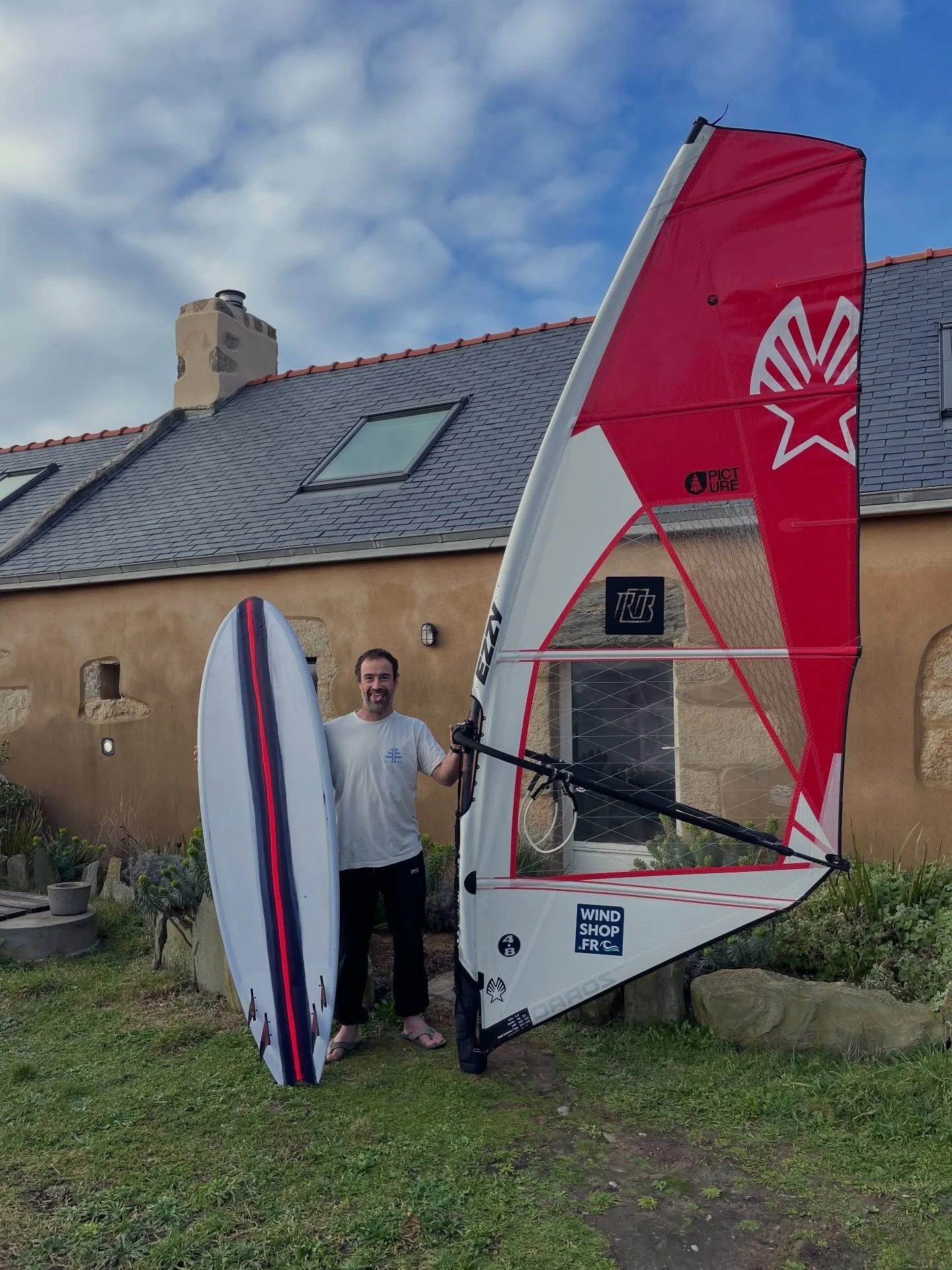 Nouveau partenariat voile avec EZZY SAILS ! 

Merci a @windshop.fr et @ezzysails pour leur soutien 🙌 

Apr&egrave;s presque 15 ans chez Goyasails, retour aux sources avec les voiles avec lesquelles tout &agrave; commenc&eacute; ! 

Bon en attendant.