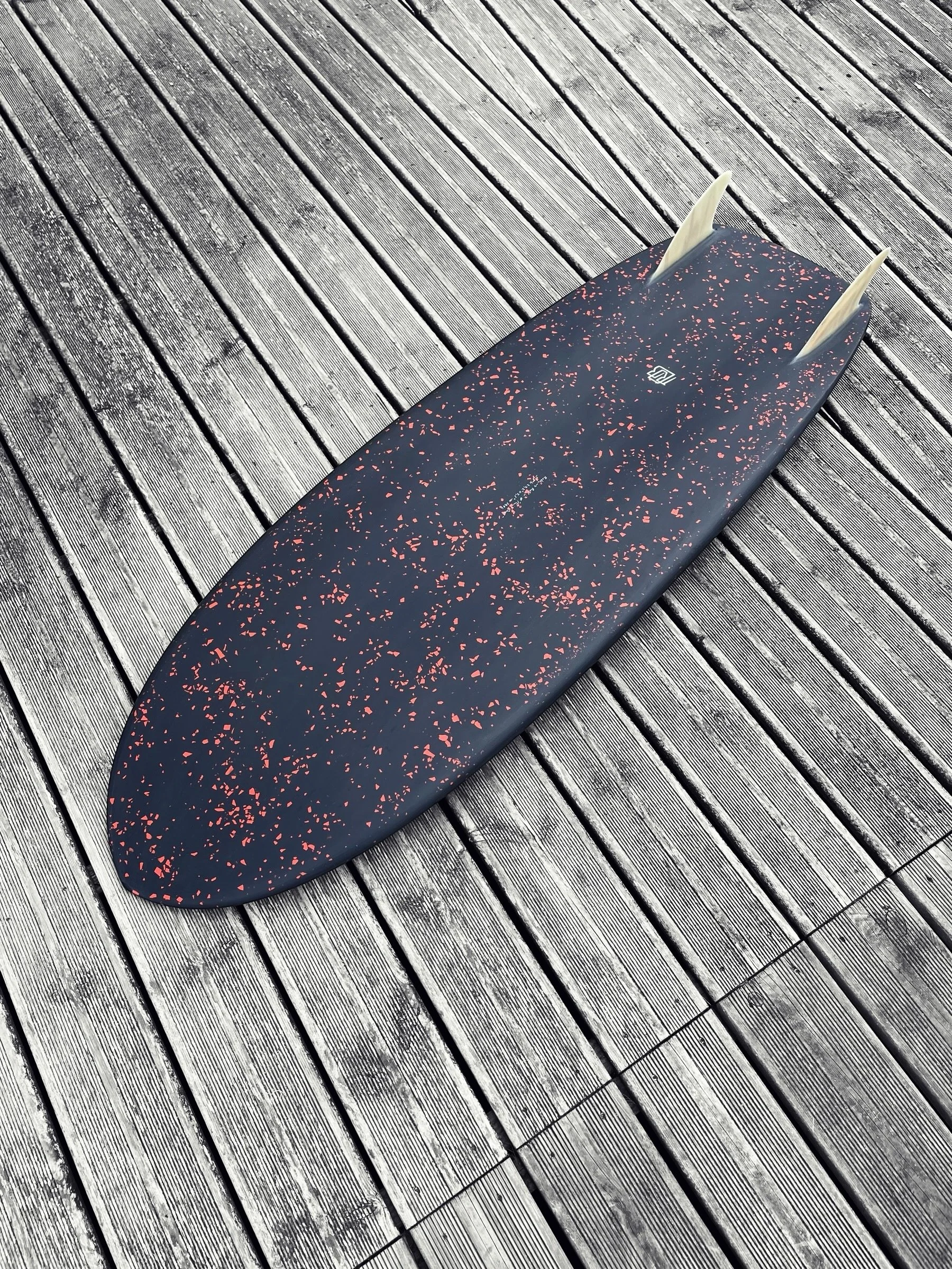 Priceless Mini🏮
5'3"x21,2"x2,3" | 34,4L 

Mini's Maxi pour un poto d'enfance @rafy971 🌴🇬🇵

(la planche est finie depuis octobre .. Il est temps de mettre &agrave; jour le fil)

#resinwork #resintint #epoxy #madewithlove