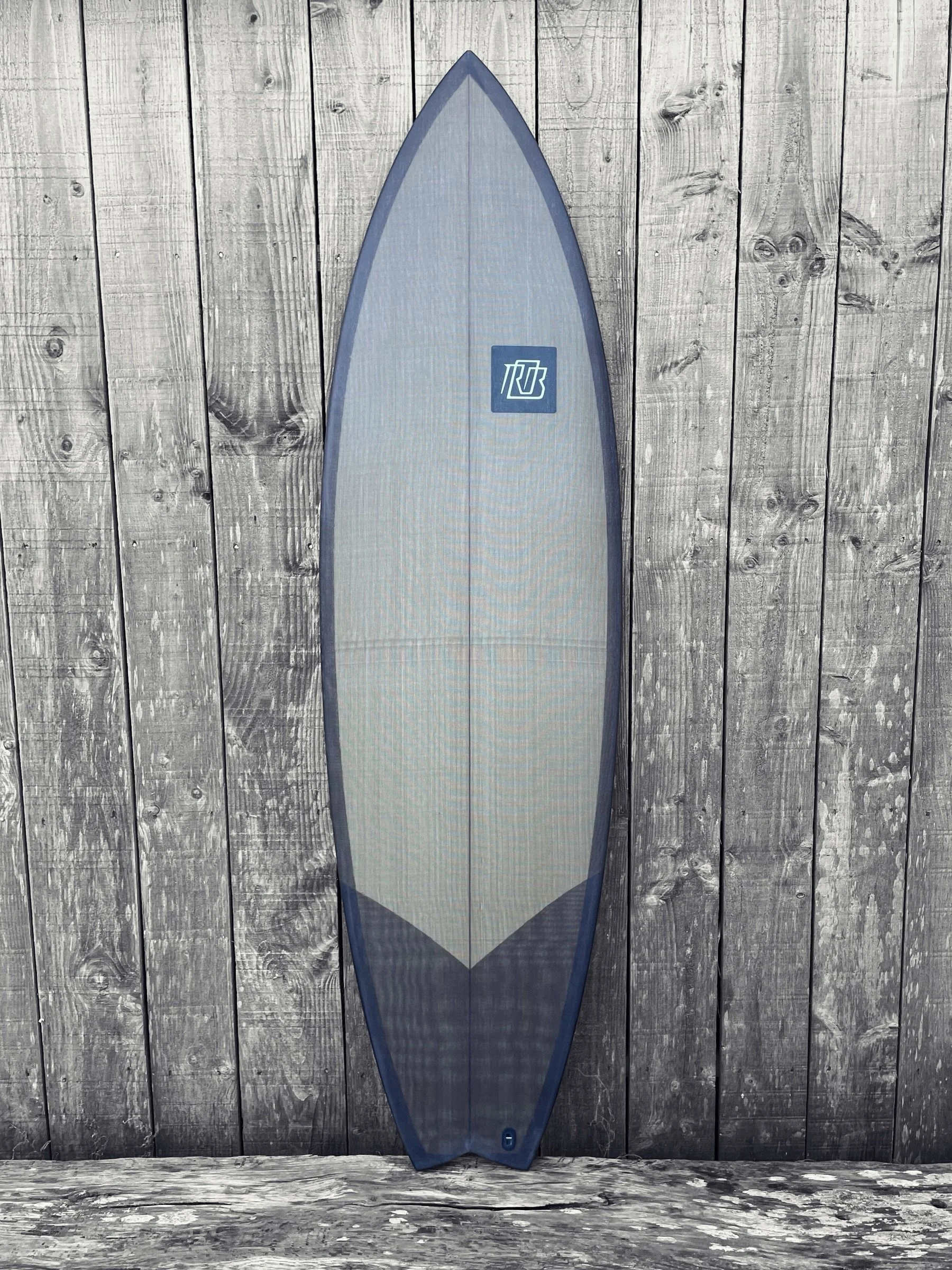 Compl&egrave;te pour Mika&euml;l 

6'1"x20"1/2x2"5/8 | 34L

#resinwork #epoxy #madewithlove #plozevet #basalt