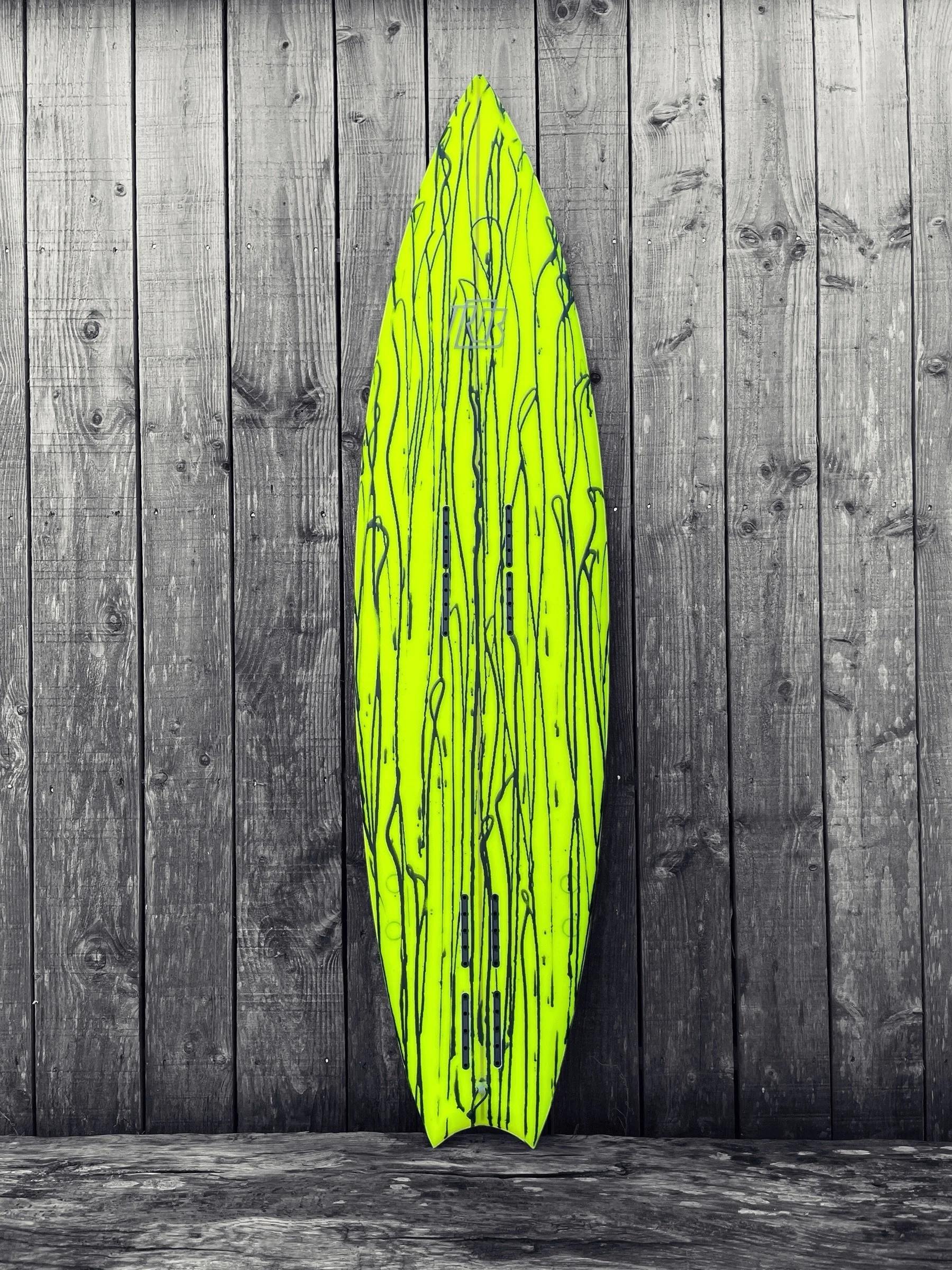 Projet Tow-in sp&eacute;cial Bretagne pour Erwan r&eacute;alis&eacute; gr&acirc;ce aux conseils &eacute;clair&eacute;es de @daddysealsurfboards et @maku.surf 
Merci mille fois pour votre aide et votre exp&eacute;rience 🙏

6'x17"1/2x2"1/8 |