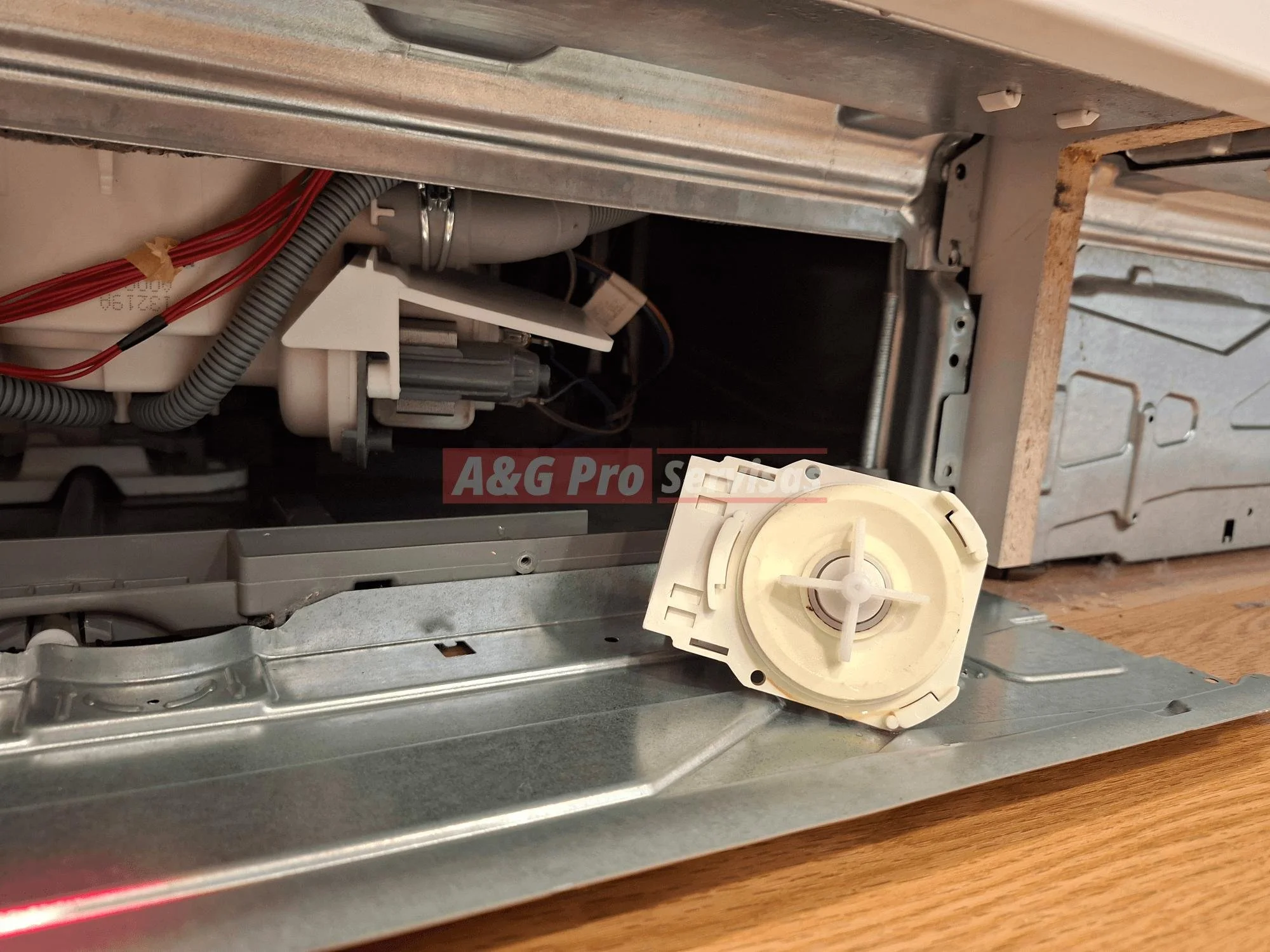 Electrolux indaplovės siurblys – vanduo neišleidžiamas, lieka dugne.