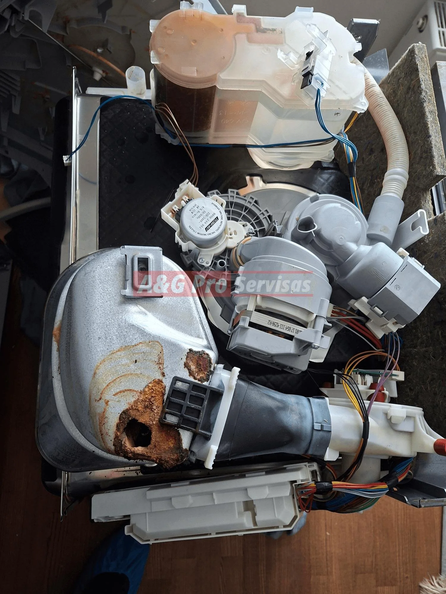 Indaplovės džiovinimo mazgo korozija – nesandarumas ir vandens pratekėjimas į dugną.