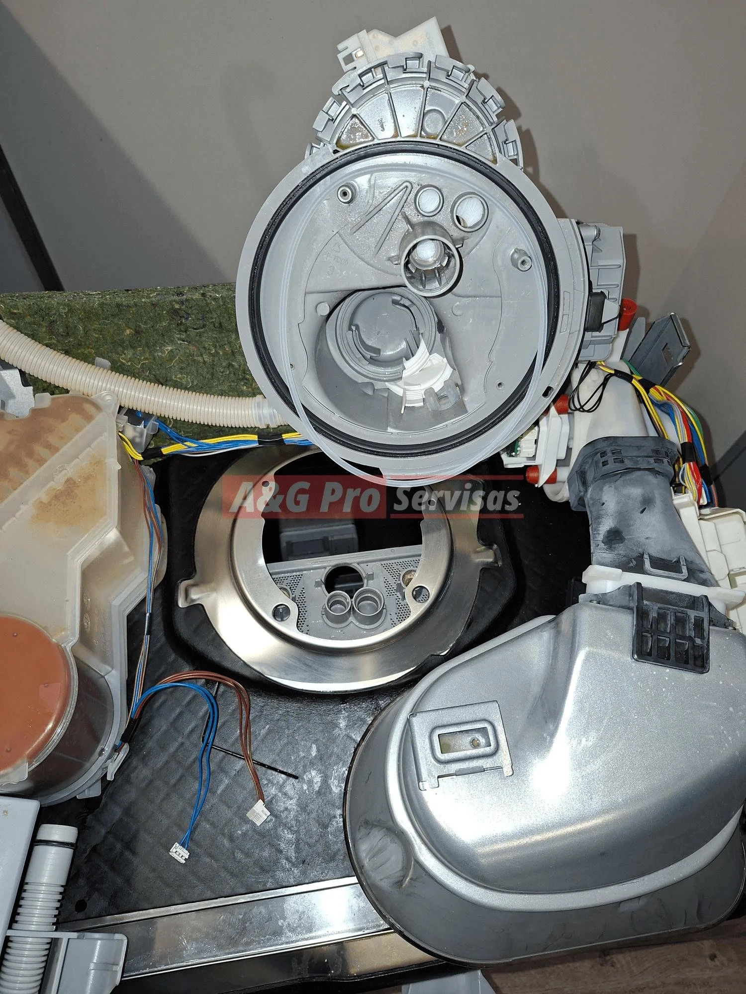 Bosch indaplovės vonios tarpinė – vandens nuotėkis ir klaida E15.