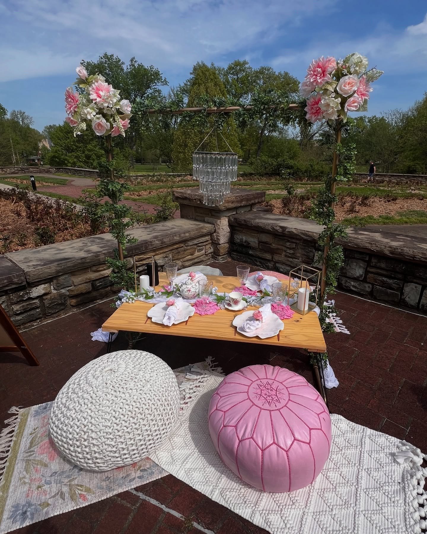 ๐ธMother’s Day is in 11 days! ๐ธ
In addition to treating mom to a luxury picnic experience, we are adding a FREE “Florist Choice” arrangement by the best in their field @garrisondesignsco
Book now and give mom a unique Mother&rsq