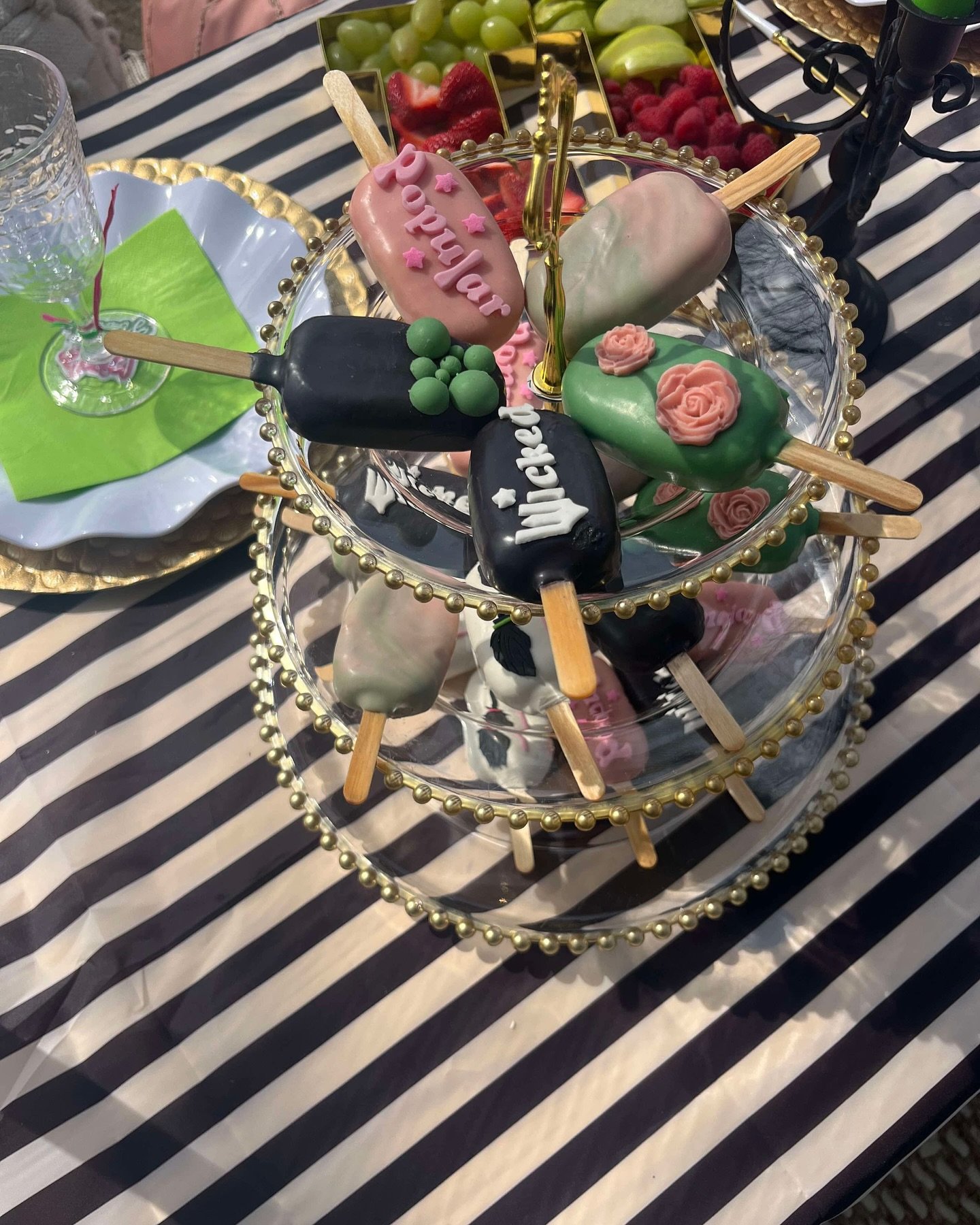 Throwback to a “Wicked” birthday picnic with matching wicked cake pops! ๐
#pearlpicnicswv #tristatearea #localbusiness #wildandwonderful #westvirginialocalbusiness #popuppicnicswv #becausepinklooksgoodwithgreen๐ฉท๐#wickedtheme #springpi
