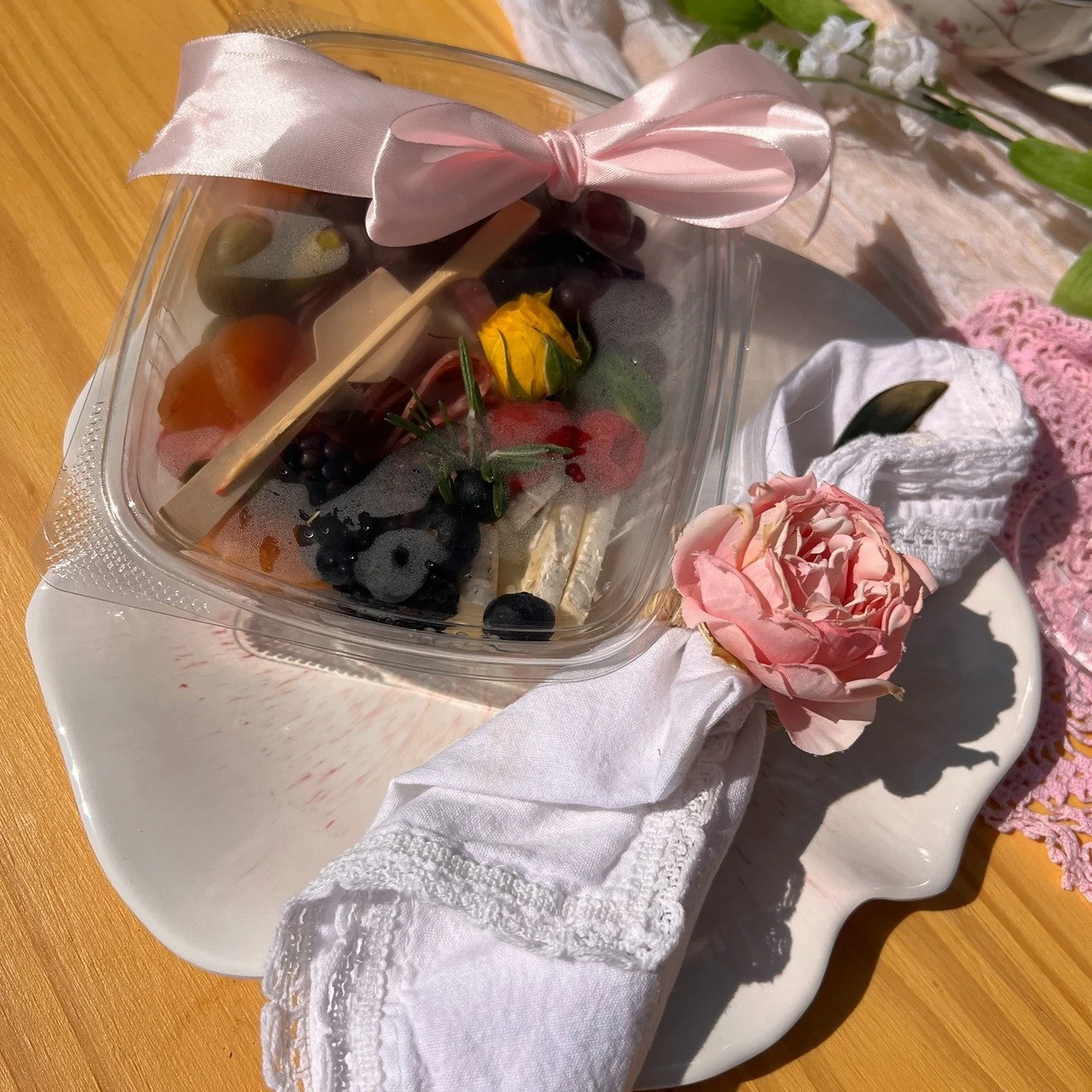 Our picnics are not complete without the artwork of @boujeeboardsbyroz. Cheese 🧀 
Pair that with an apple cider and THIS weather and you got the perfect fall picnic. 🍂 🧺 

🌟 DM or book now at 🌟 
www.pearlpicnicswv.com 

#Picnicsinautumn #Fallsea