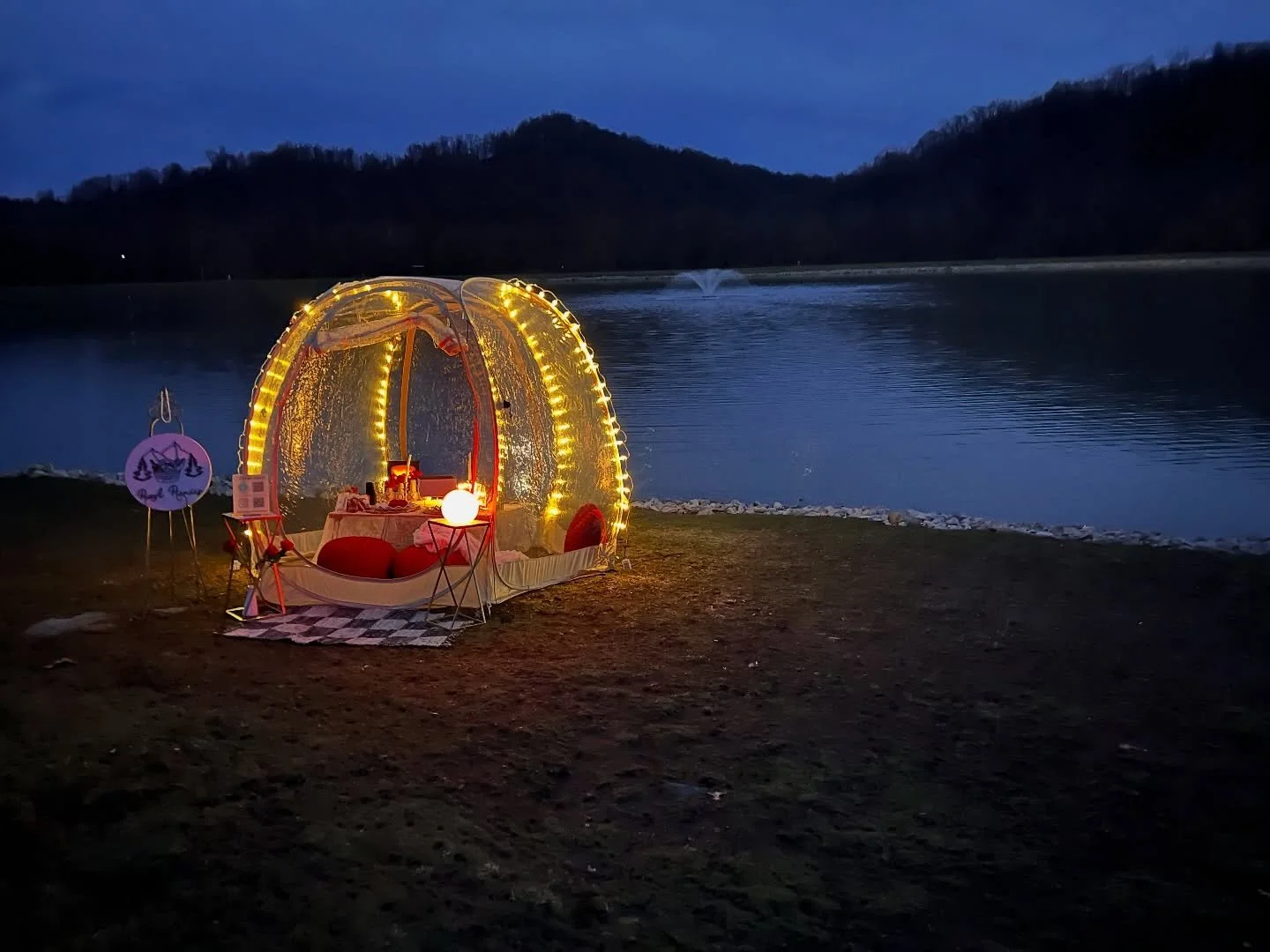 Don&rsquo;t let this cold weather stop you from enjoying time with your favorite people especially the ones who are home for the holidays for a short time. 🧡
Bring your crew together in the coziest way possible - inside our own heated igloo! Celebra