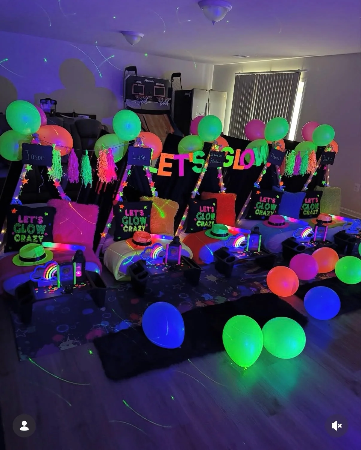 Someone ask me to do this! 😍😍
Where are my boys moms at?? This could definitely be my first boys tent party! ⛺️ 💙 

#glowinthedarktentparty #itistheseasonfortentparties #sleepovertentparty #wintertimecallsfortentparties #boyssleepoverparty