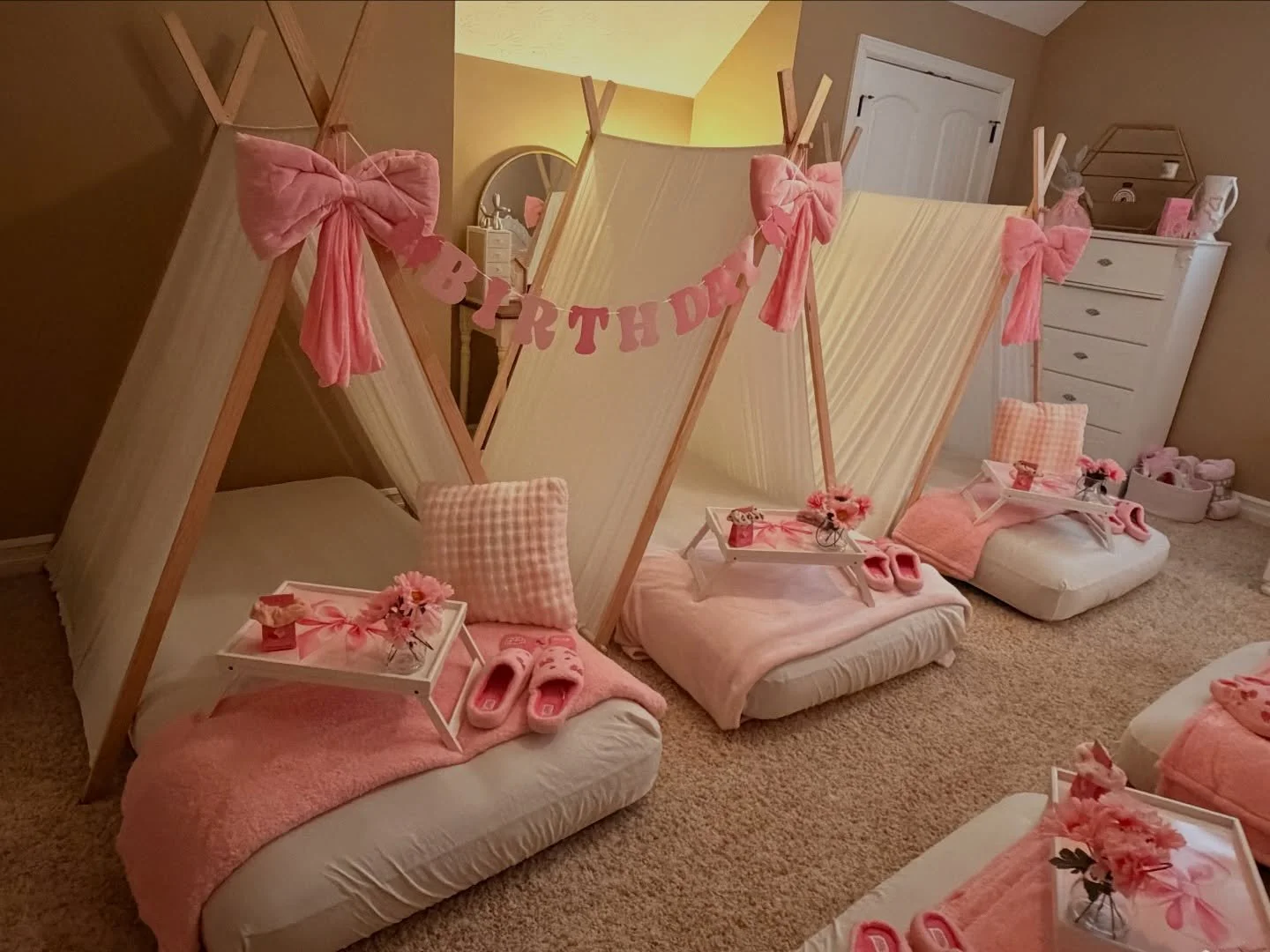 Welcome to Macyie&rsquo;s &ldquo;coquette&rdquo; 🎀 spa and sleepover party!
So excited to have welcomed the new year with our first creative workshop, a spa party! 
Happy birthday Maycie! 🩷 

#PinkBowParty #tentpartiesseason #pearlpicnicswv #spapar