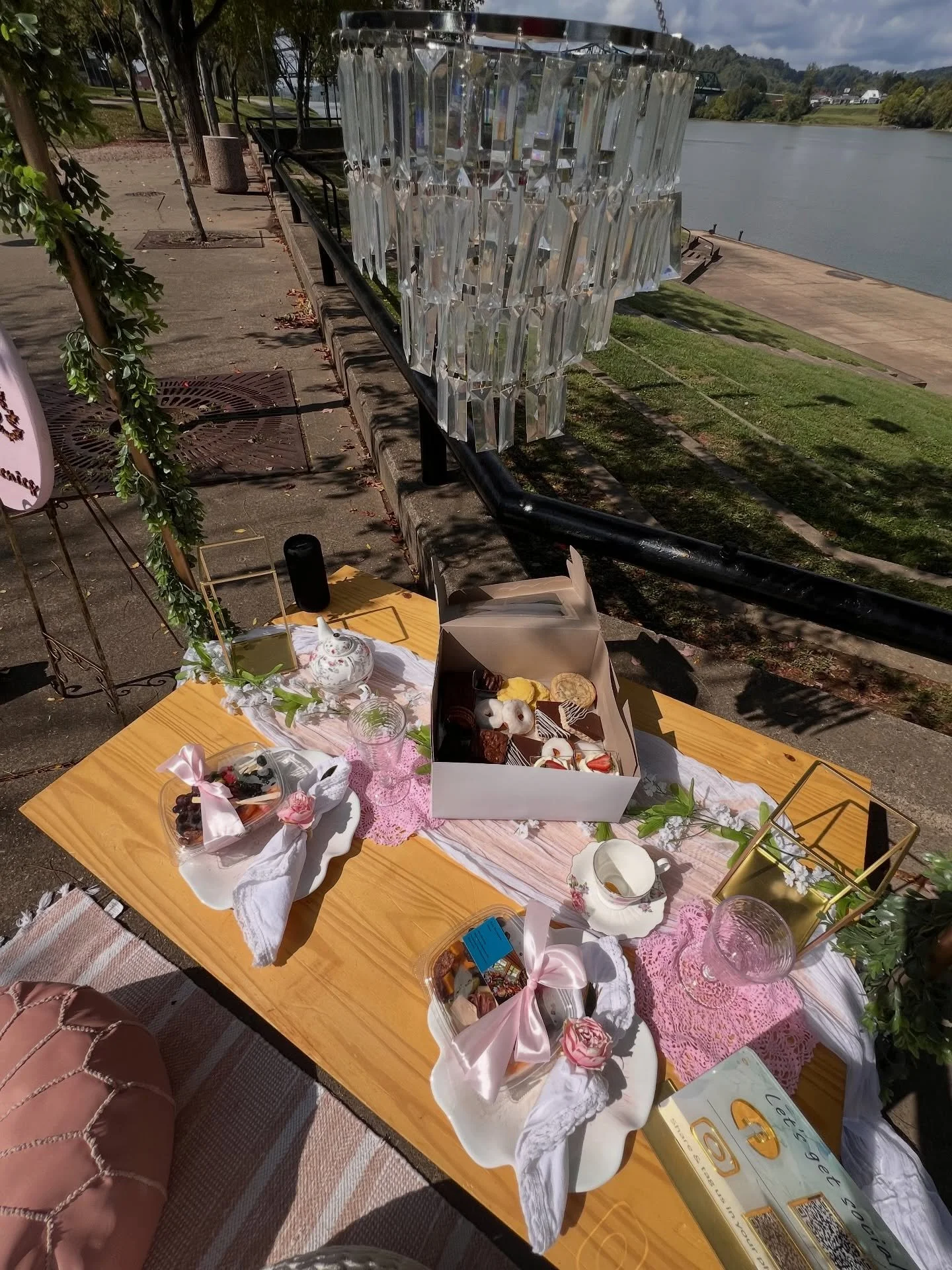 ~ Sunshine, warmer weather and bright colors. 🌺 ~

💐 Spring is around the corner, this is your sign to book a picnic and get outside after so much indoors this winter.❄️
#spring2026 #picnicvibes #pearlpicnicswv #booknow #perfectforanyoccasion