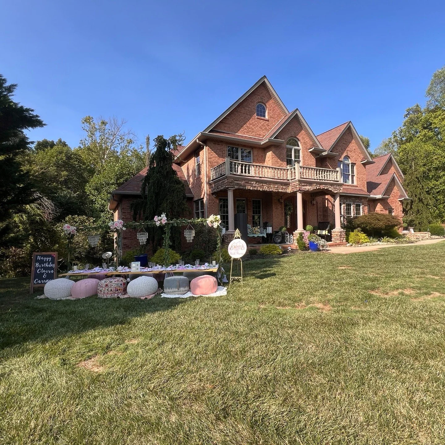 Spring is the season where everything feels a little more magical! ✨🌿🌸

#picnicseasonishere #bookyouruniqueexperiencenow
#pearlpicnicswv
#luxurypicnics
#Popuppicnics
#celebrateoutdoors