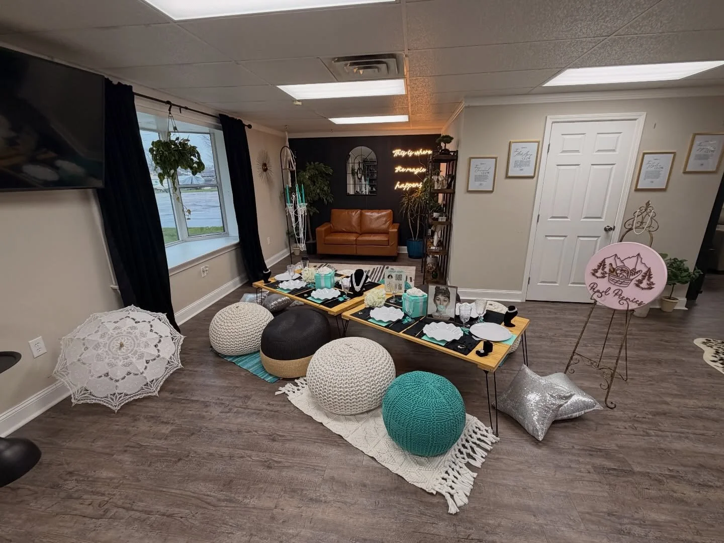 I never thought I&rsquo;d say this but this rainy day was what we needed for an indoor setup at the very chic @glowluxuryspraybar to celebrate Ella&rsquo;s 13th birthday Tiffany style 😉 💎🩵.
Happy birthday Ella! 💓

#luxurypicnics #spraytanbirthday