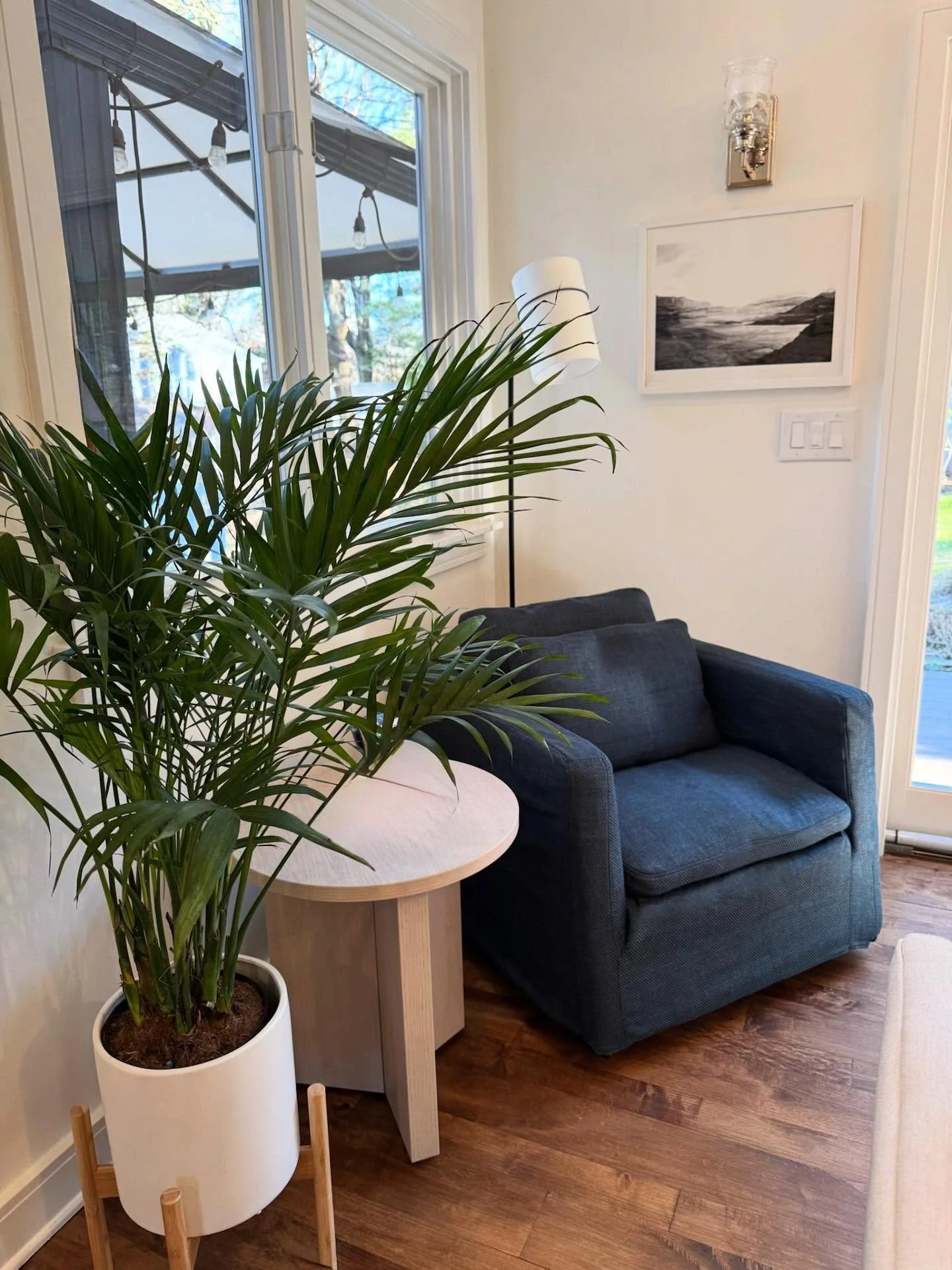 A light and simple corner with a coastal color way. We styled this cozy spot for a client who wanted a calm spot to unwind 🌊🪴

#Coastal #coastaldesign #coastaldecor #moderndesign #MinimalHome #ReadingNook #Interiordesign #HomeDecor #ModernCoastal