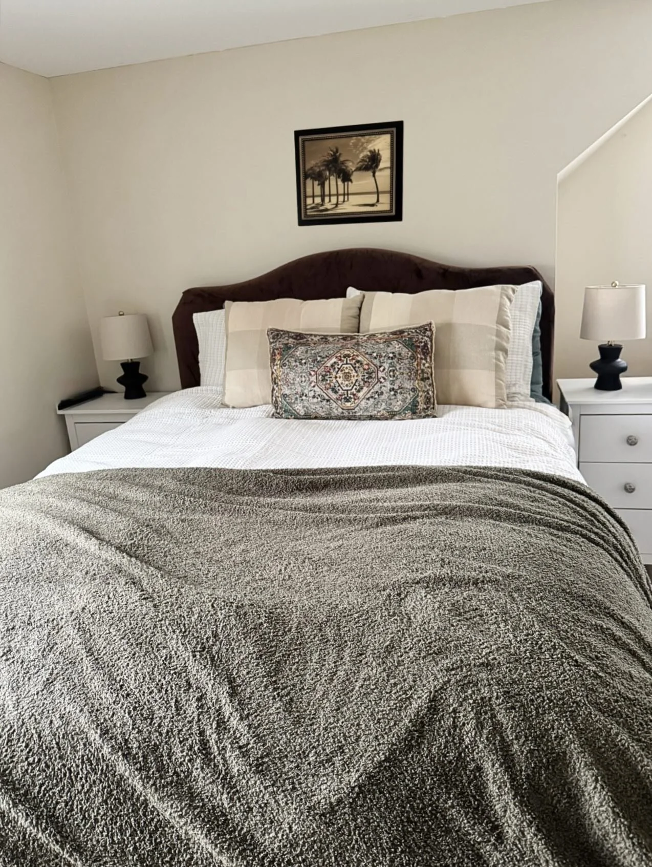 Swipe to see the before 🙂&zwj;↕️
A beautiful bedroom transformation! Featuring Cottage White by @behrpaint which completely turned this room into the coziest space.

#interiordesign #bedding #bedroomtransformation #bedroom #homedecor #cozy