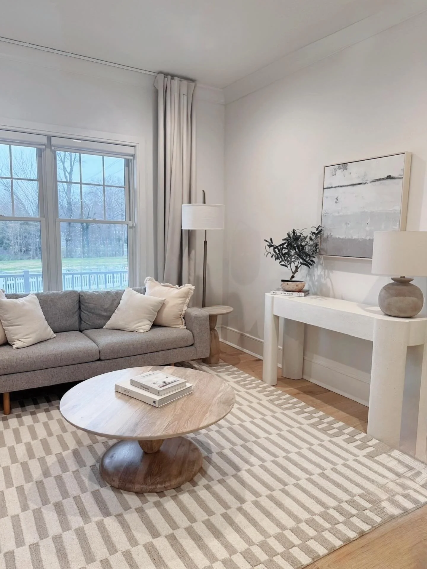 A quiet moment from Quiet Oak.

This small sitting room is the first space that welcomes you in. Calm, warm, and intentionally simple. A soft mix of oak, creamy neutrals, and clean black accents sets the tone for the rest of the home.

More to come ?