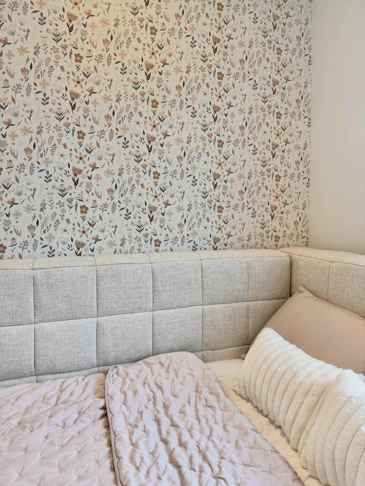 Designing girls&rsquo; rooms might be my favorite kind of project 🤍
Soft florals and a cozy corner bed make this space feel whimsical and calm.
Wallpaper: @munksandme 
Bed: @potterybarnteen

#interiordesign #girlsroom #interiordesigner #homedecor