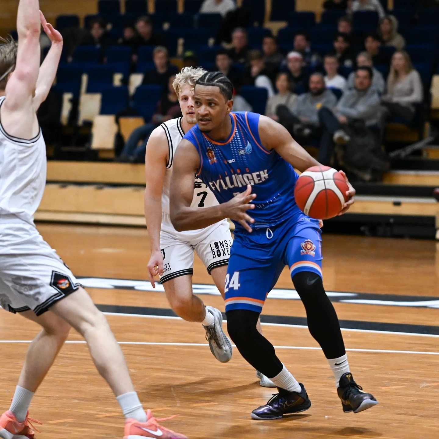 Det ble en spennende kamp i Trondheim &ndash; tusen takk for kampen, @nidarosjets ! 🔥

Etter en jevn f&oslash;rsteomgang og Nidaros-ledelse 56&ndash;47 til pause, eksploderte Fyllingen Lions i tredje og fjerde periode og tok en ny, overbevisende bor
