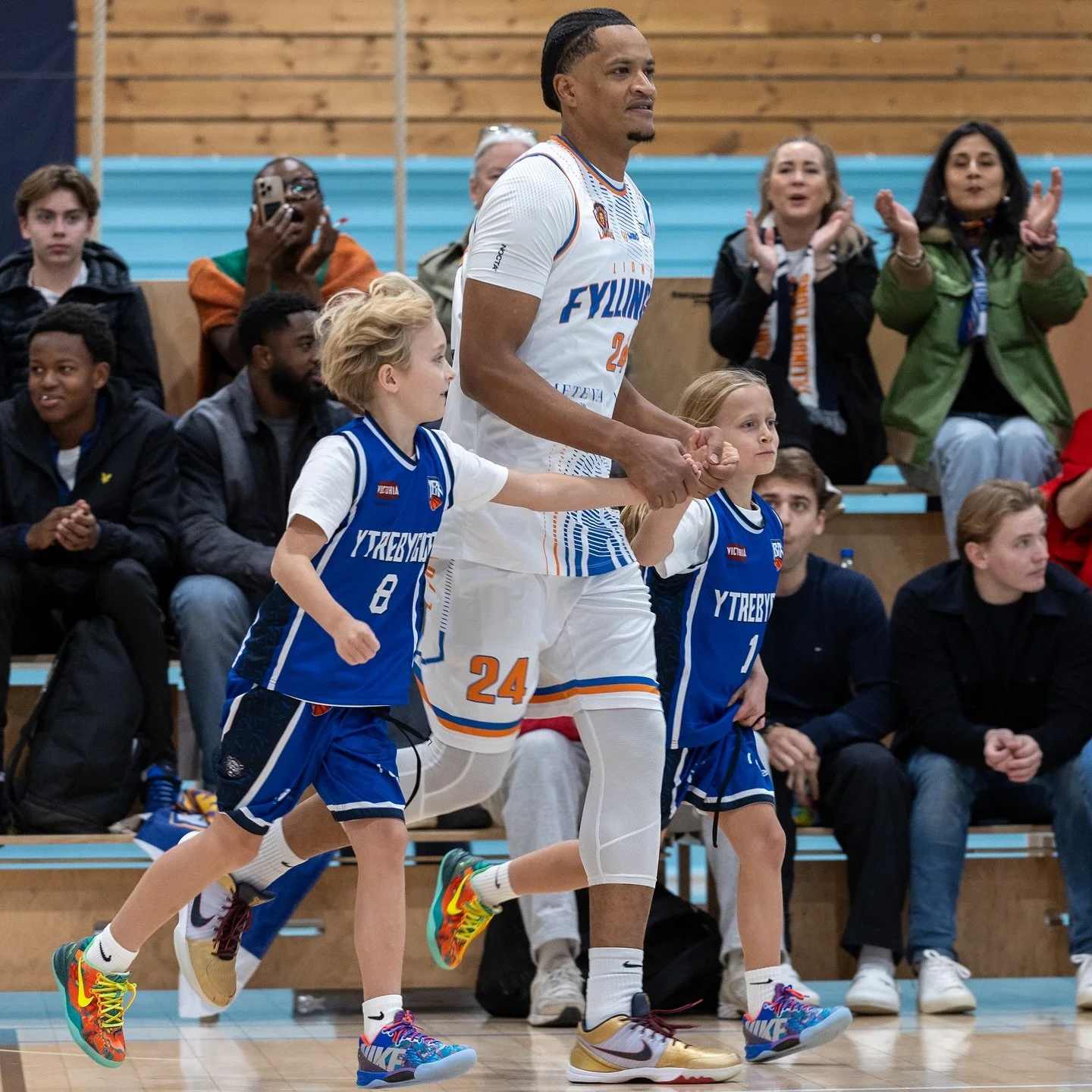 Minner for livet sammen med sine rollemodeller - @fyllingenlions og @ytrebygda 🫶

#fyllingenlions #ytrebygdabasket #norskbasket #blno #jentesatsing #barn #unge 

Foto: @bragetitlestad