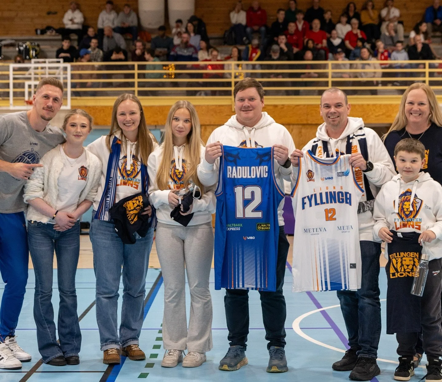 Ekte superfans fikk sin velfortjente hyllest! 🦁💛

P&aring; kampen torsdag fikk vi endelig muligheten til &aring; hedre fire av v&aring;re mest dedikerte supportere: Victoria, Veronica, Roger og Ronny. I over to &aring;r har de fulgt Fyllingen Lions