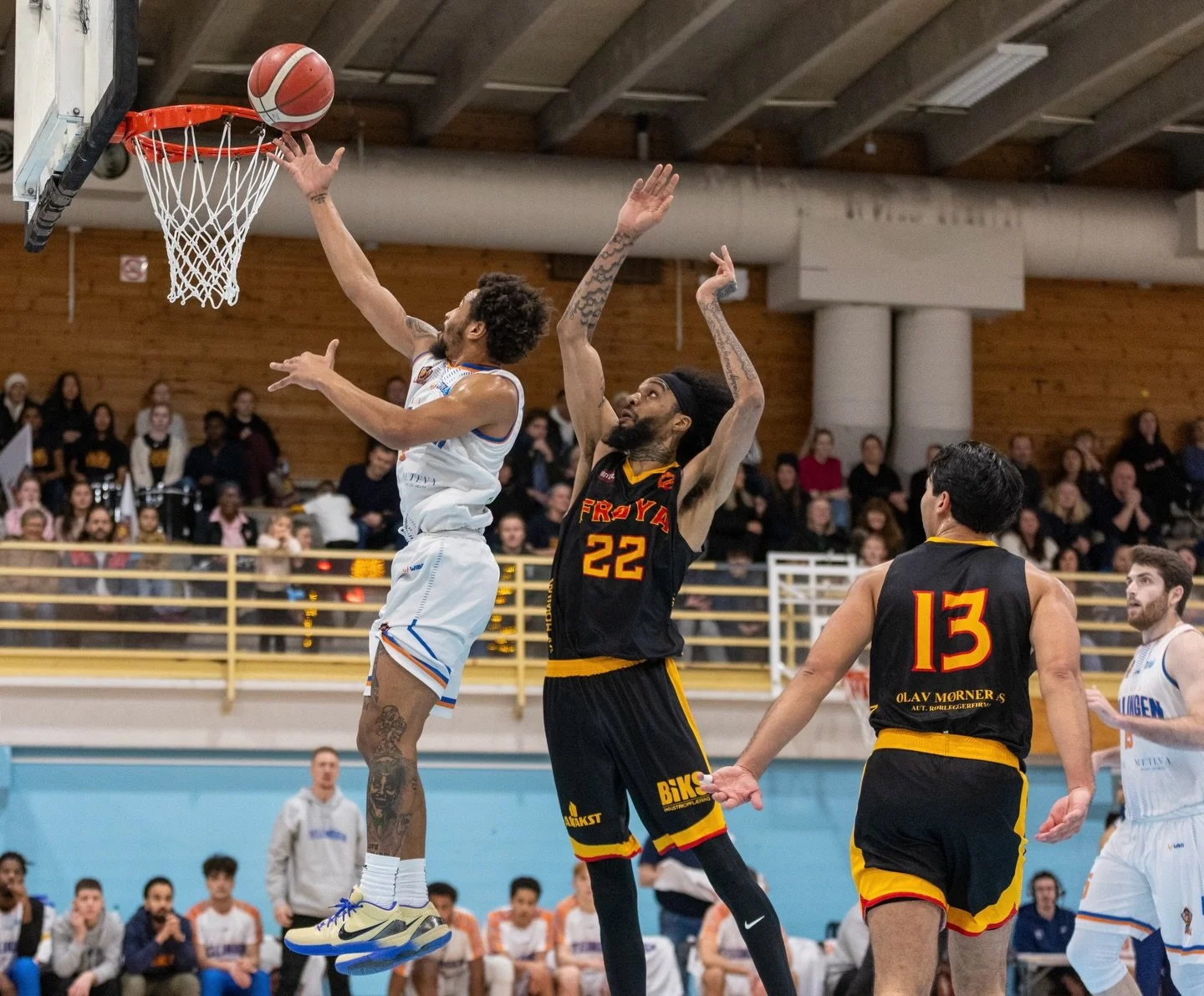 FOR EN KAMP - Fyllingen Lions 86- Fr&oslash;ya 81 🔥🔥

Fr&oslash;ya kom ut i full fart i f&oslash;rste periode, men Fyllingen Lions slo tilbake i andre, og snudde kampen &ndash; og beholdt ledelsen helt inn. Likevel ville ikke Fr&oslash;ya gi seg, o