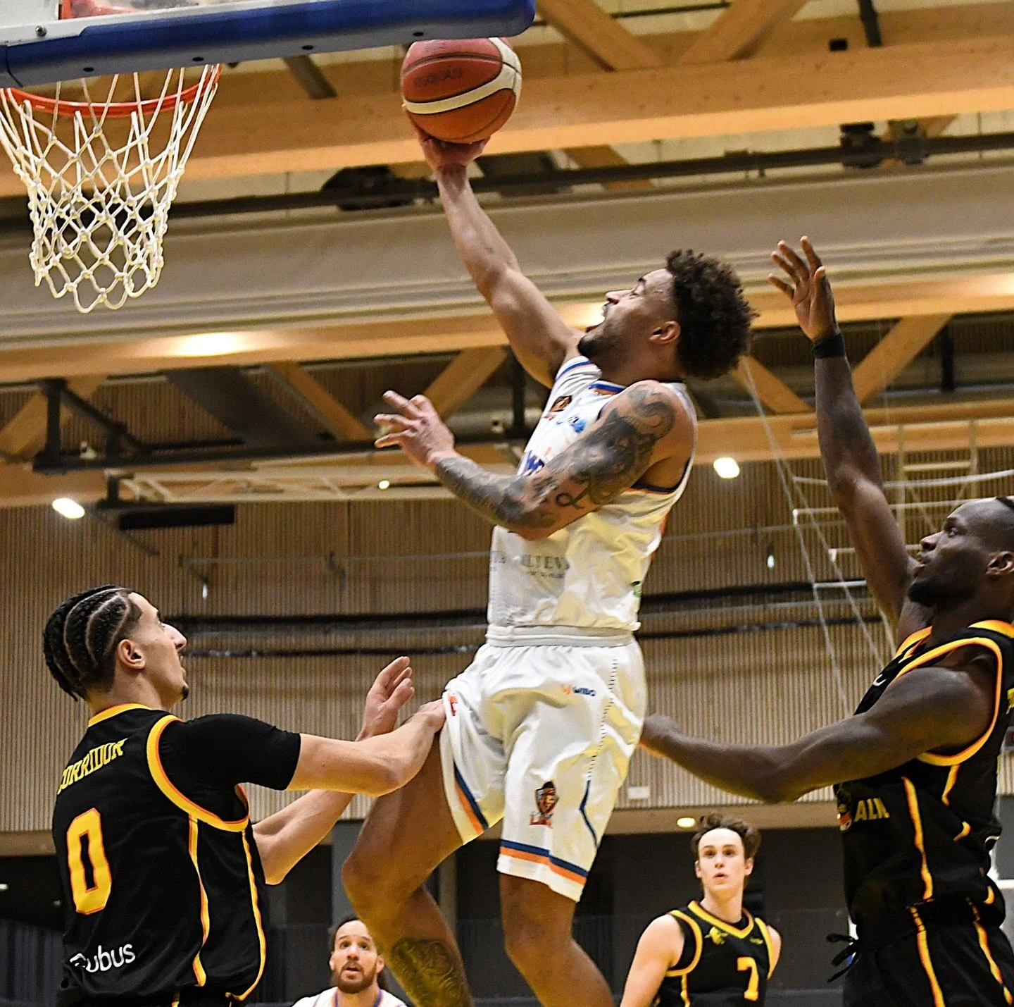 Sterk seier til Fyllingen Lions🔥

De to f&oslash;rste periodene var relativt jevne. Lions hadde en knapp ledelse etter f&oslash;rste periode og &oslash;kte den noe i andre, og gikk til pause med stillingen 41-48 til bortelaget.

I tredje periode skr