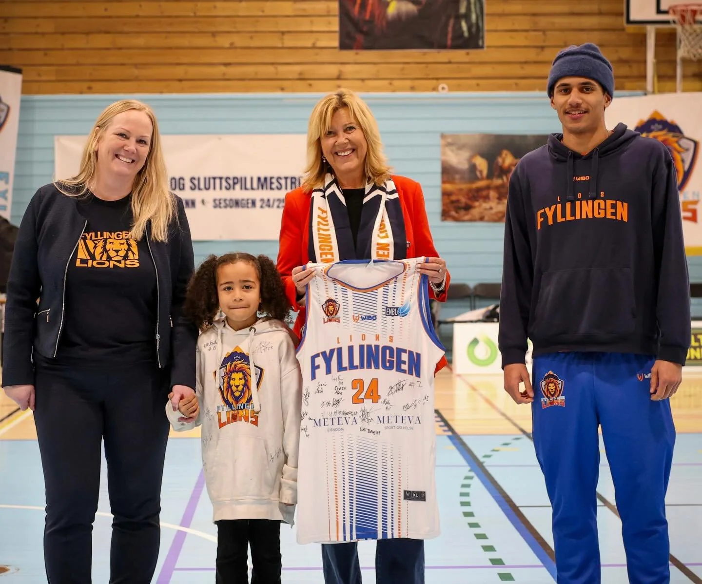 Takk for bes&oslash;ket ordf&oslash;rer @marit_warncke_ 🙌
Seier og utrolig stemning i hallen - utrolig kjekt at du ble med og heiet p&aring; oss, og hilste p&aring; hele Lions-familien v&aring;r. Lars overrakte en signert Lions-tr&oslash;ye fra lage